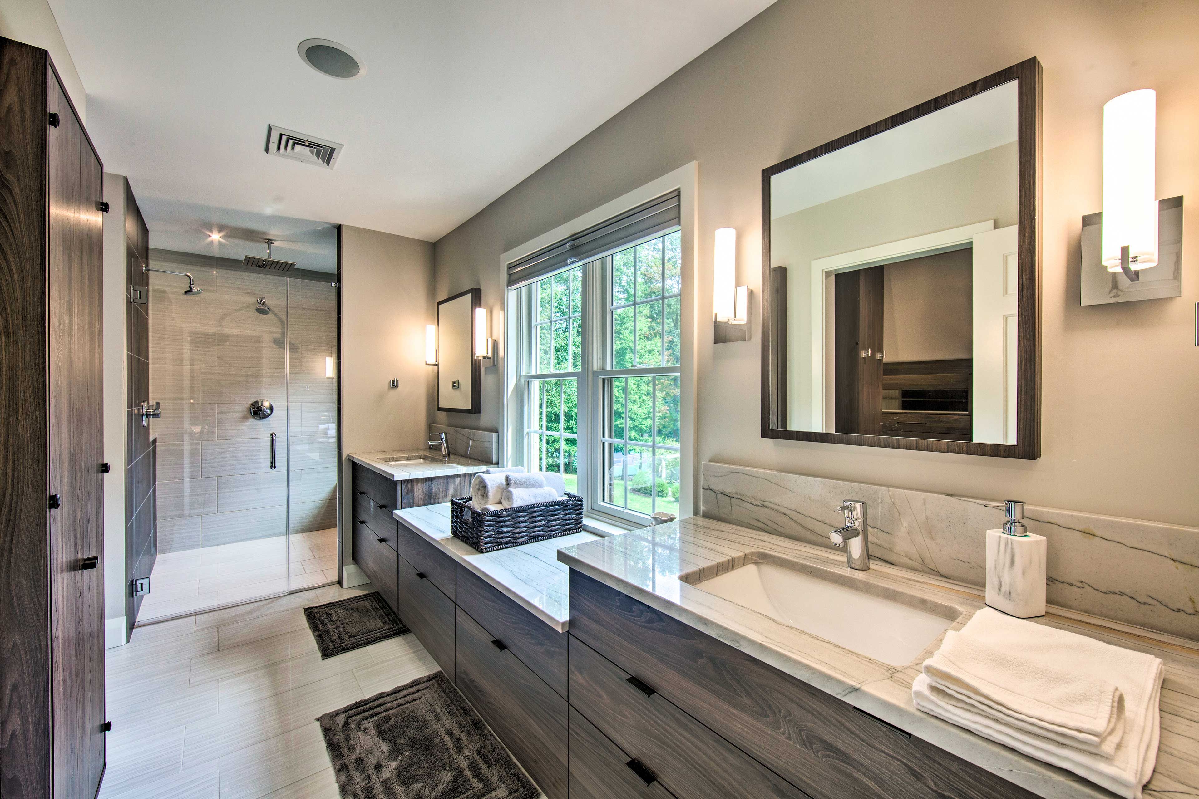 En-Suite Bathroom | Towels Provided | 2nd Floor
