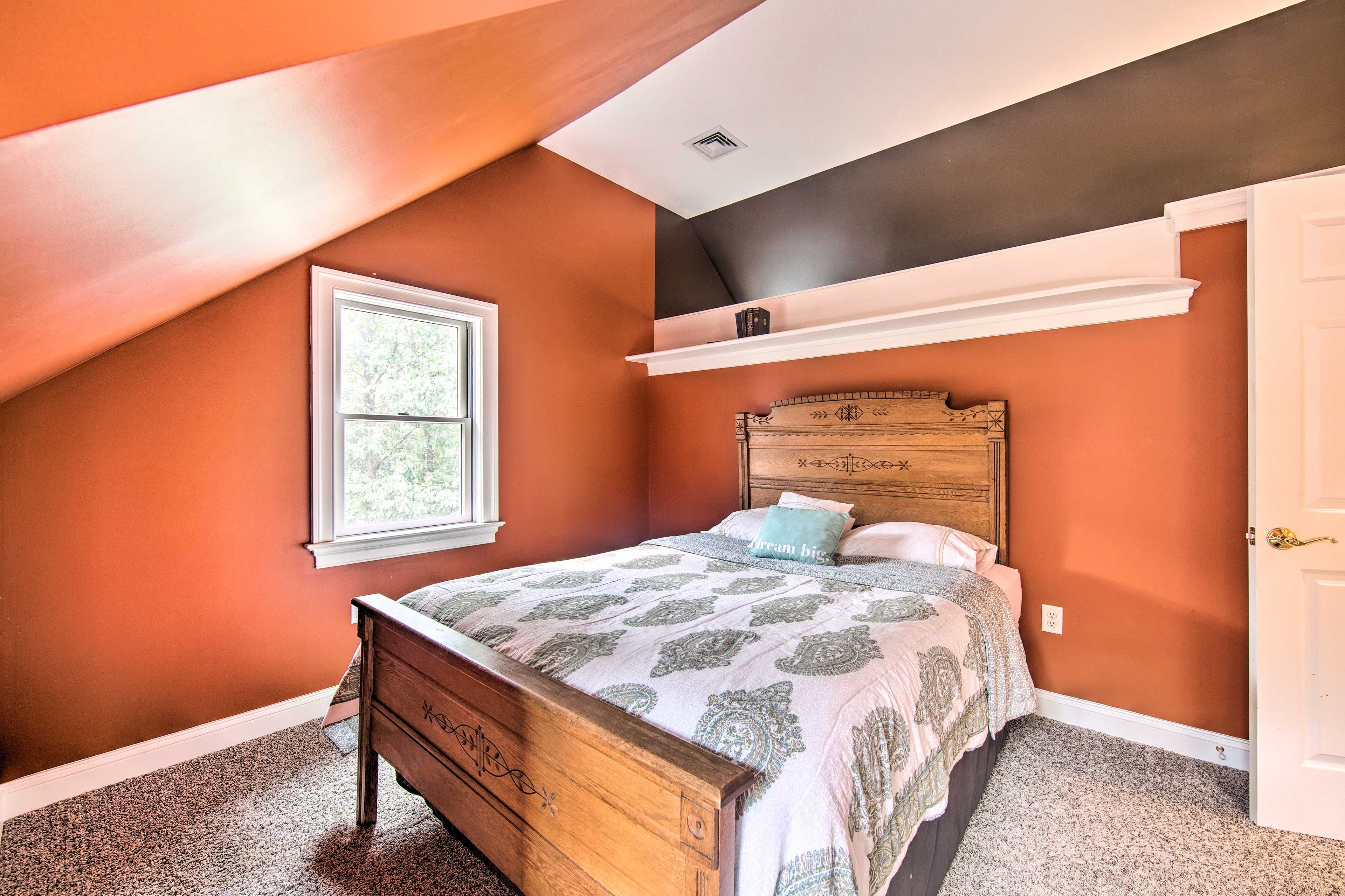 Bedroom 7 | Queen Bed | 3rd Floor