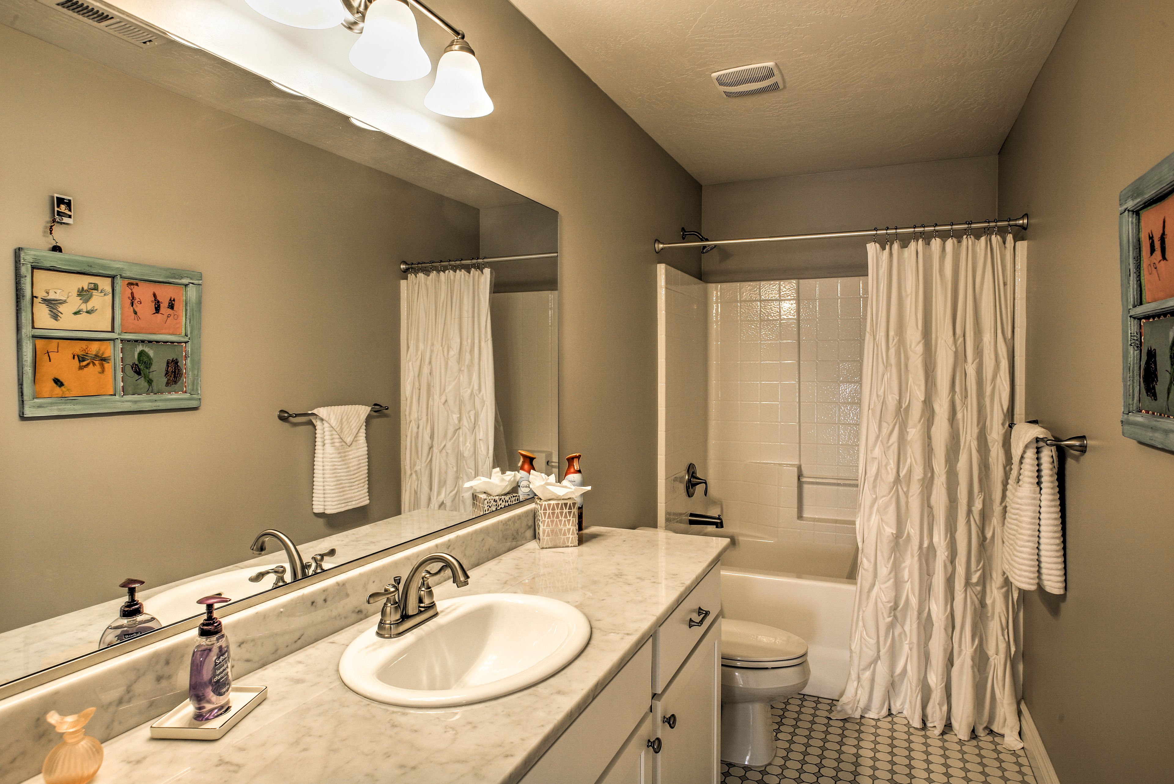 With a shower/tub combo and 2 sinks there’s plenty of bathroom space for all.