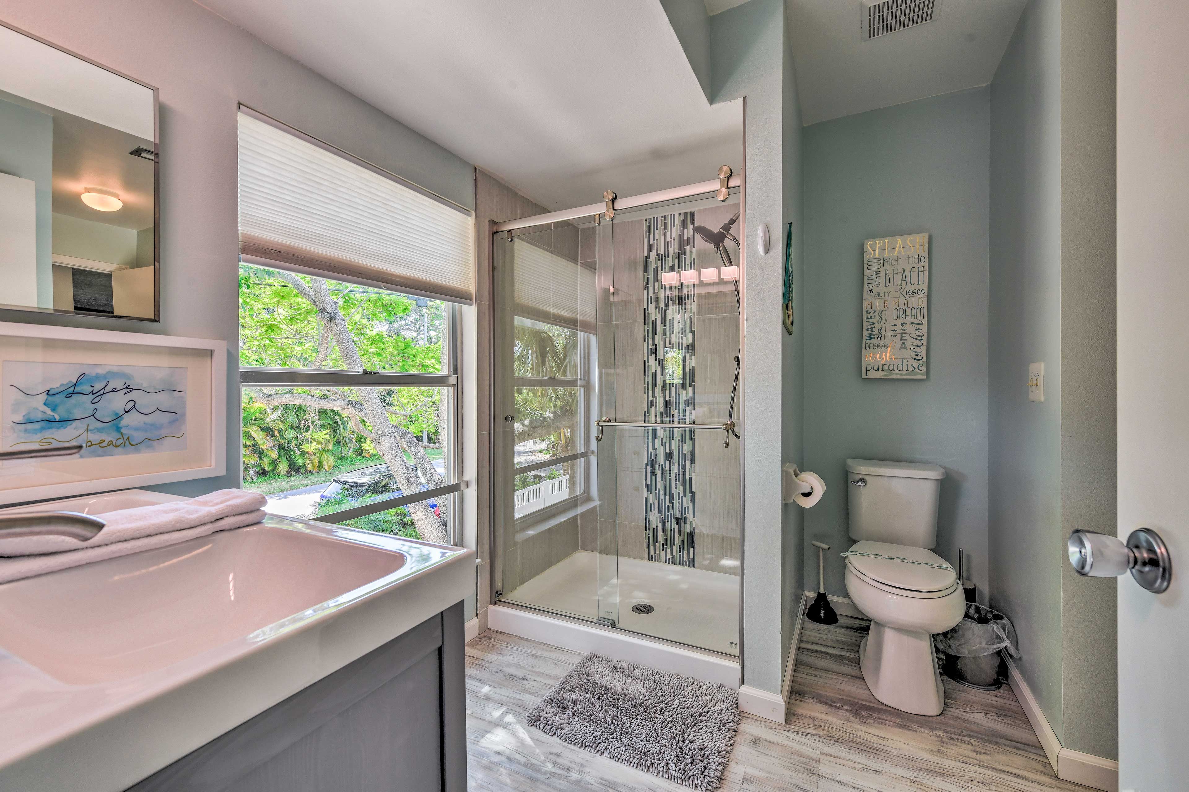 Full Bathroom | Towels Provided