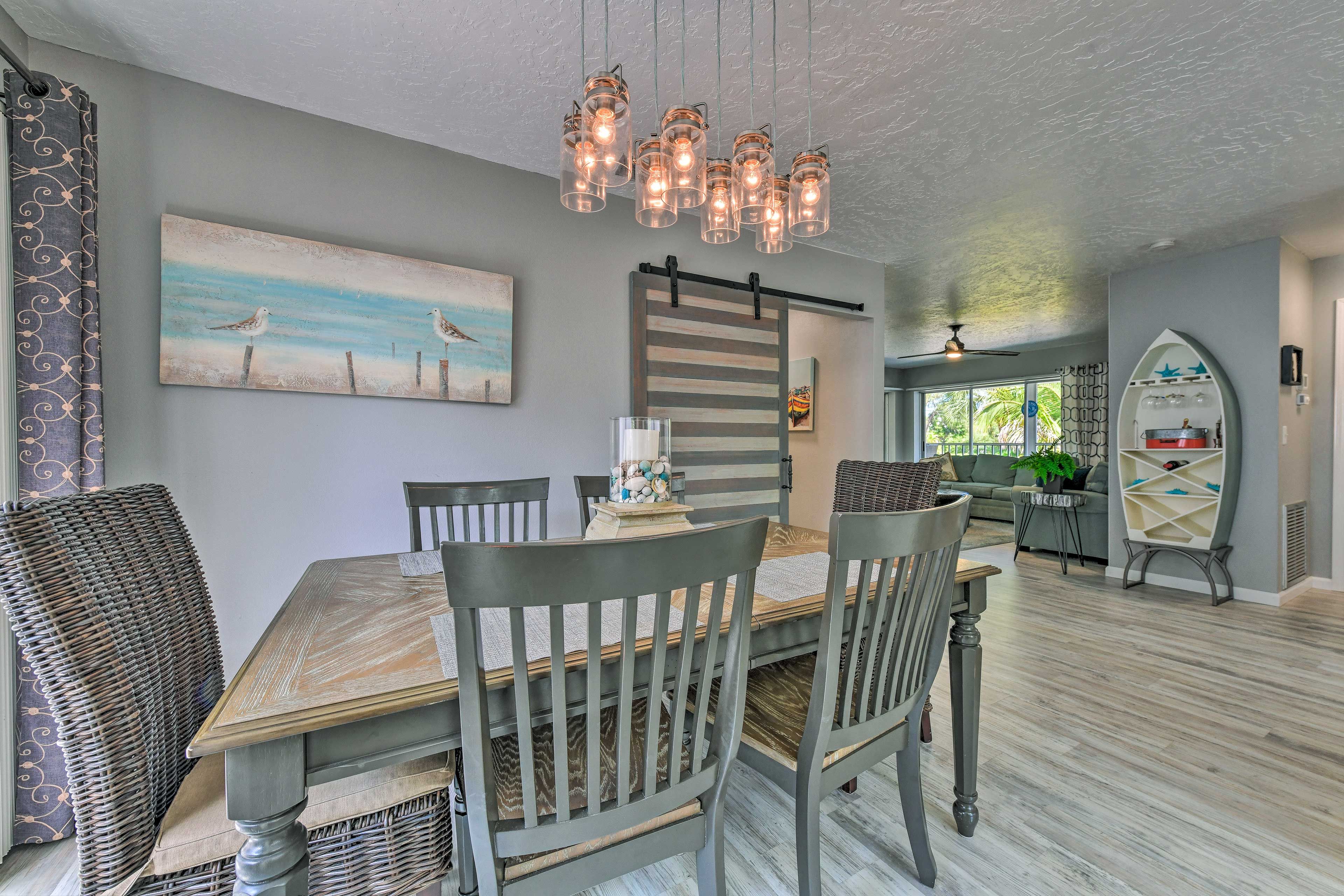 Dining Table | Coastal-Themed Decor