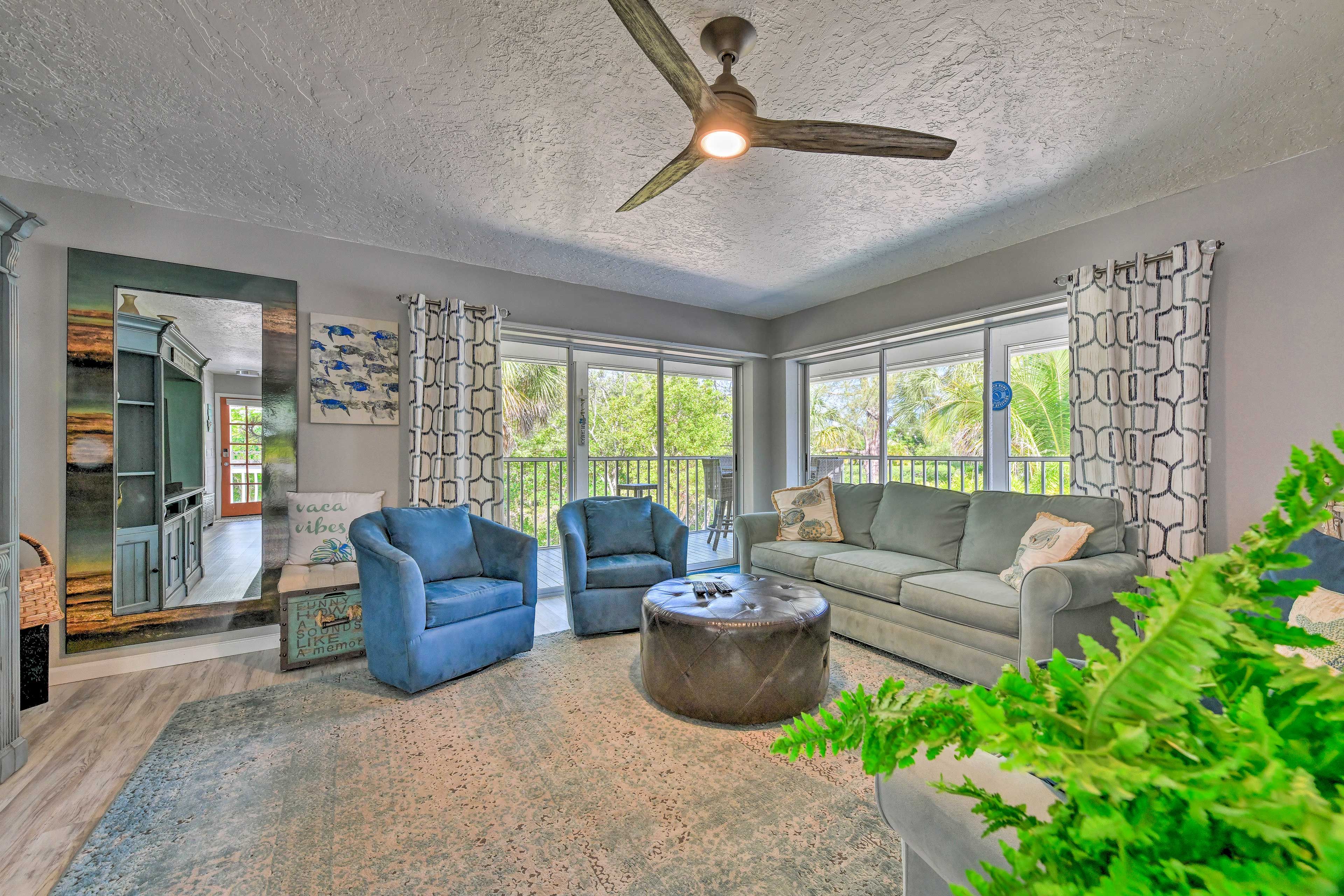 Living Room | Free WiFi | Central Air Conditioning