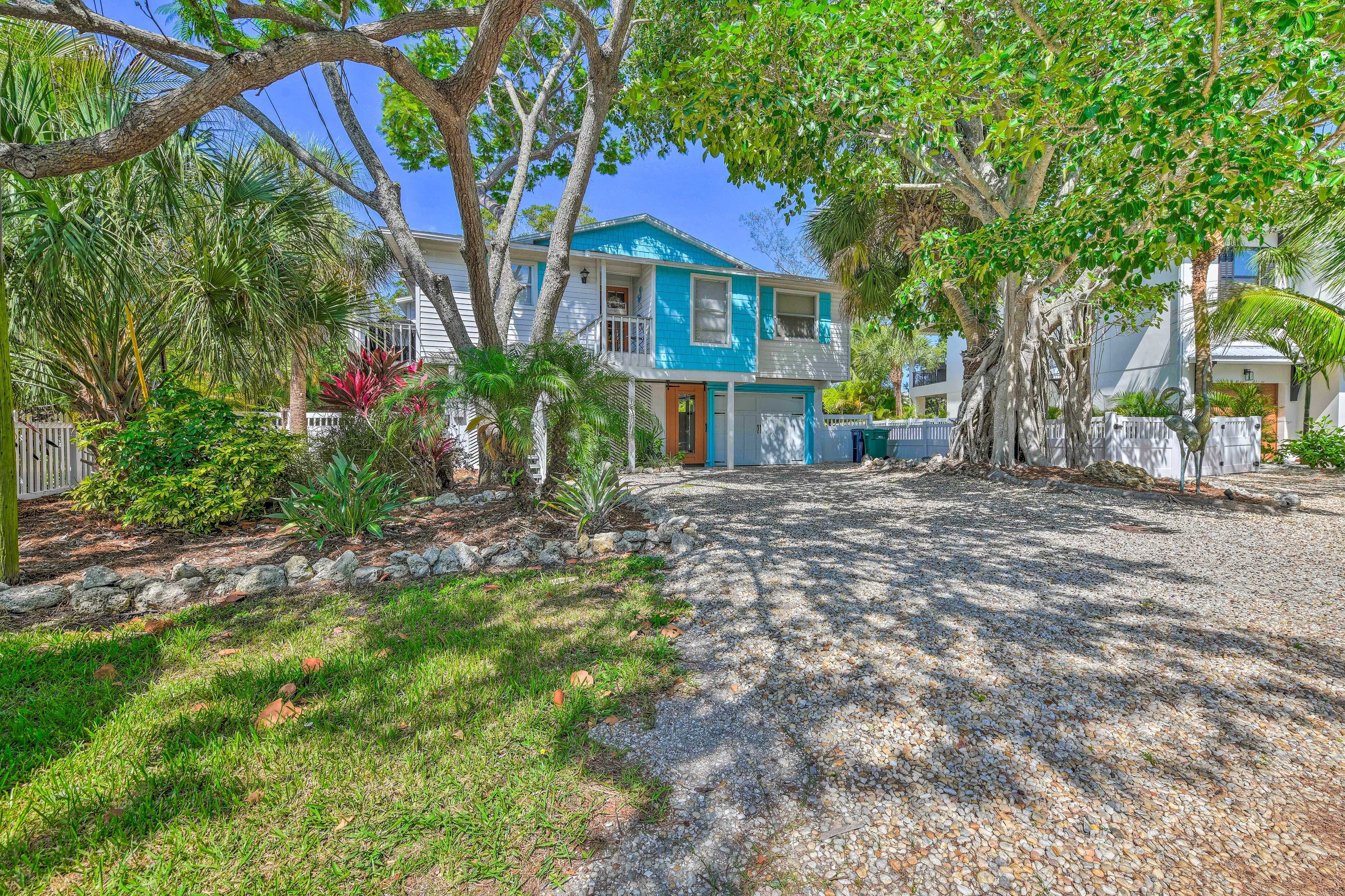 Exterior | Tropical Foliage