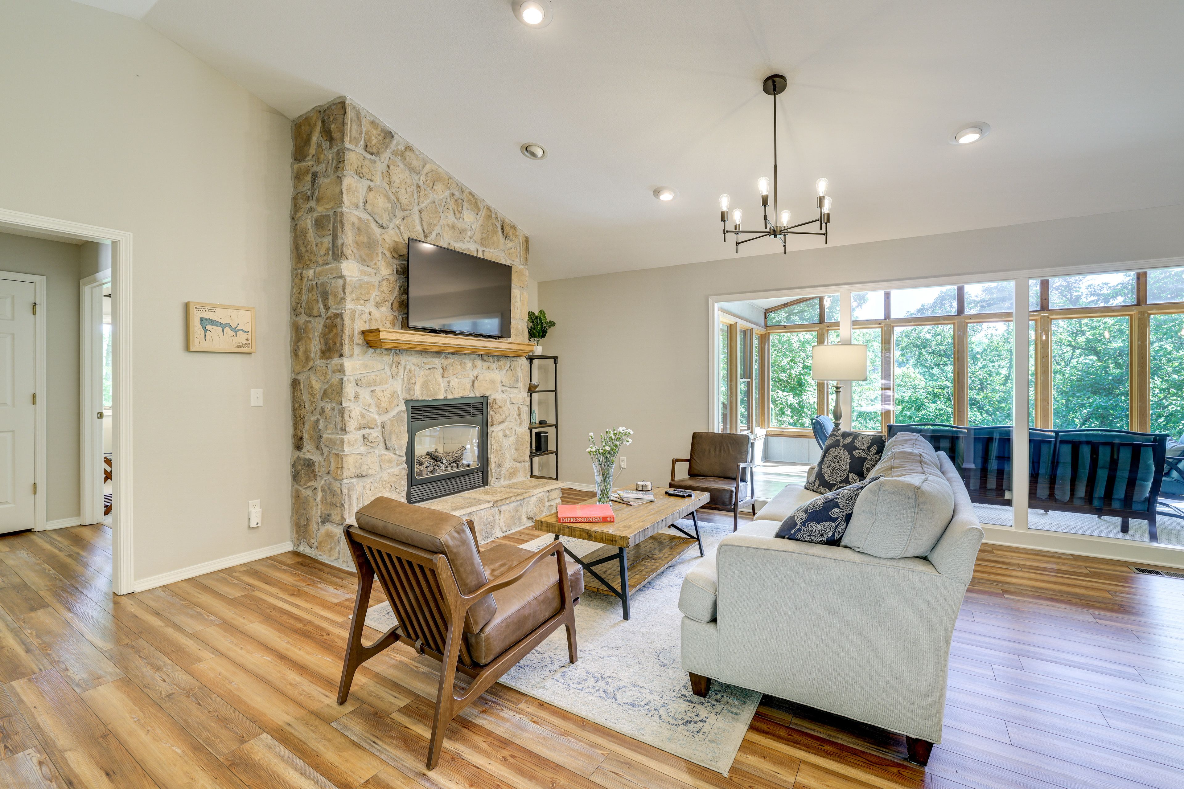 Living Room | Smart TV | Fireplace