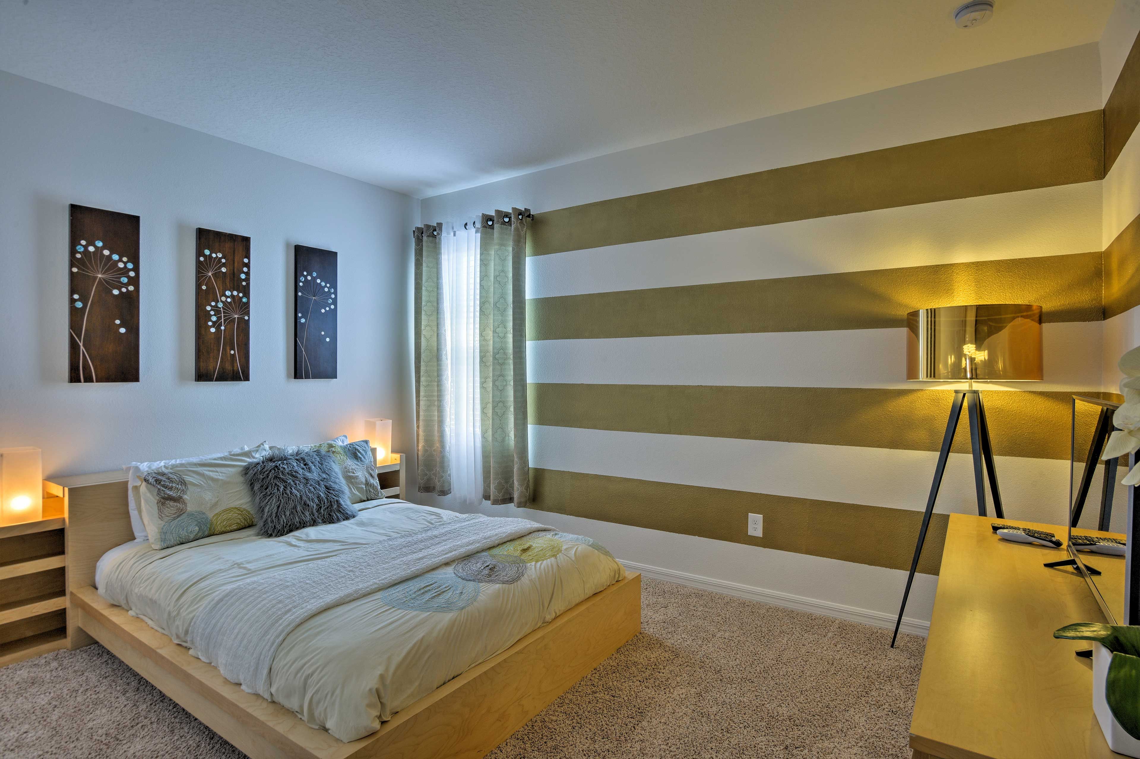 The Golden Room features a queen bed.