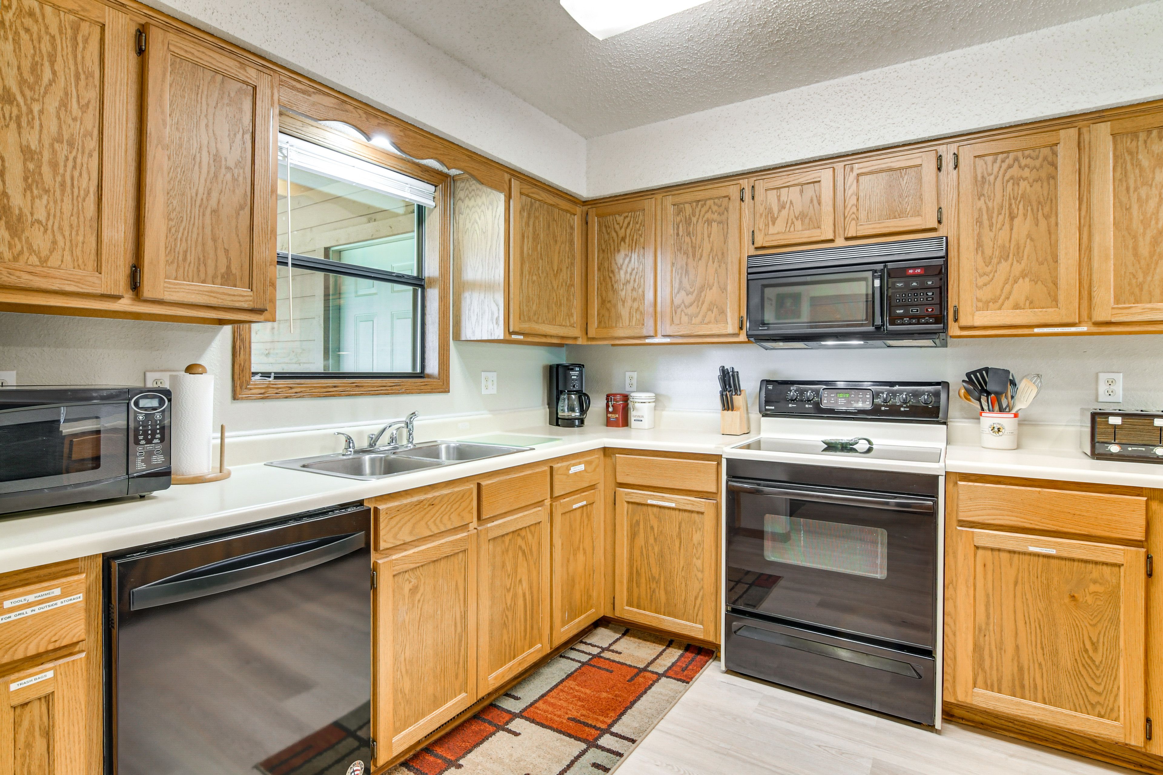 Fully Equipped Kitchen | Cooking Basics | Coffee Maker | Toaster | Crockpot