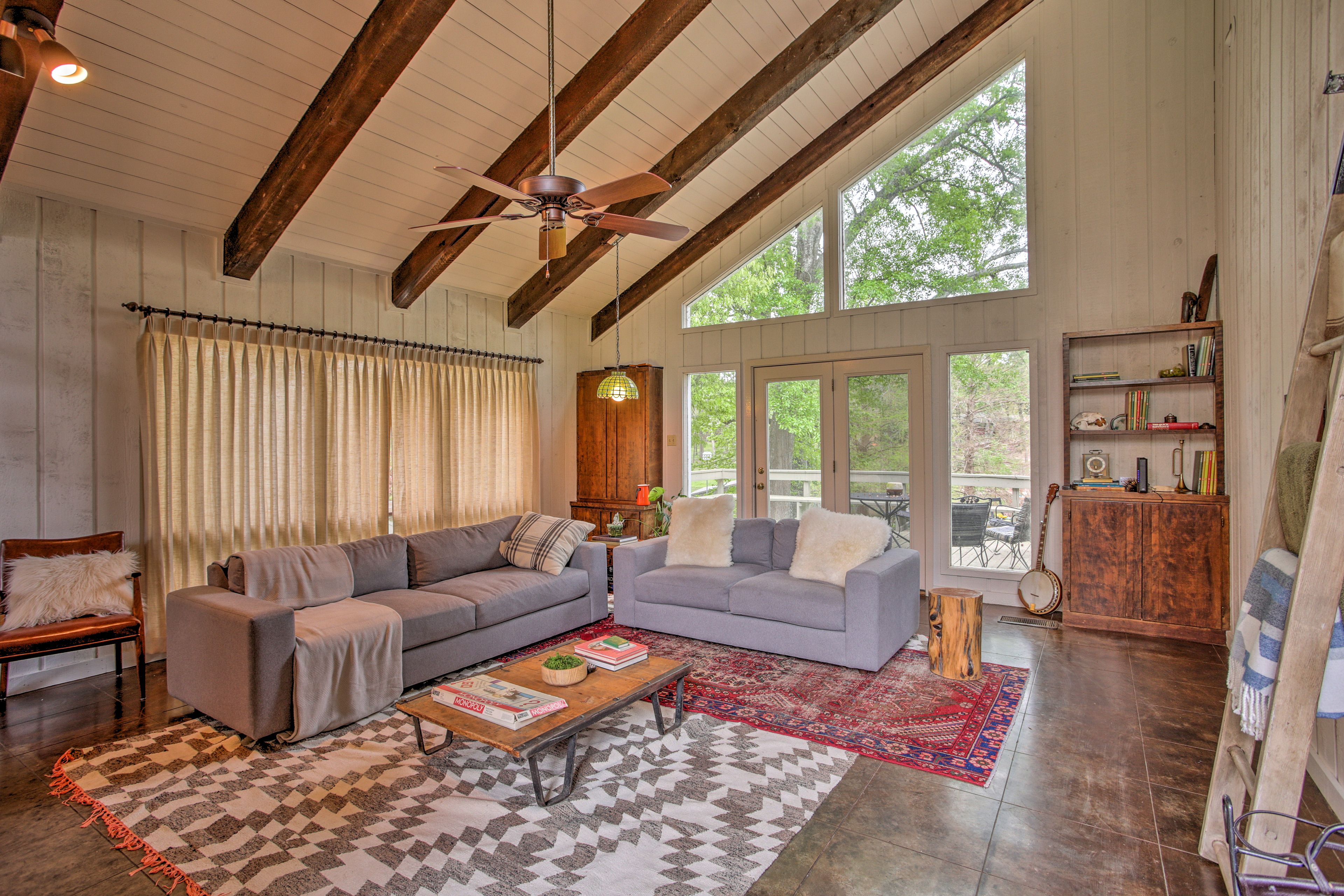 Living Room | Fireplace | Children's Books | Free WiFi | Central Heating & A/C