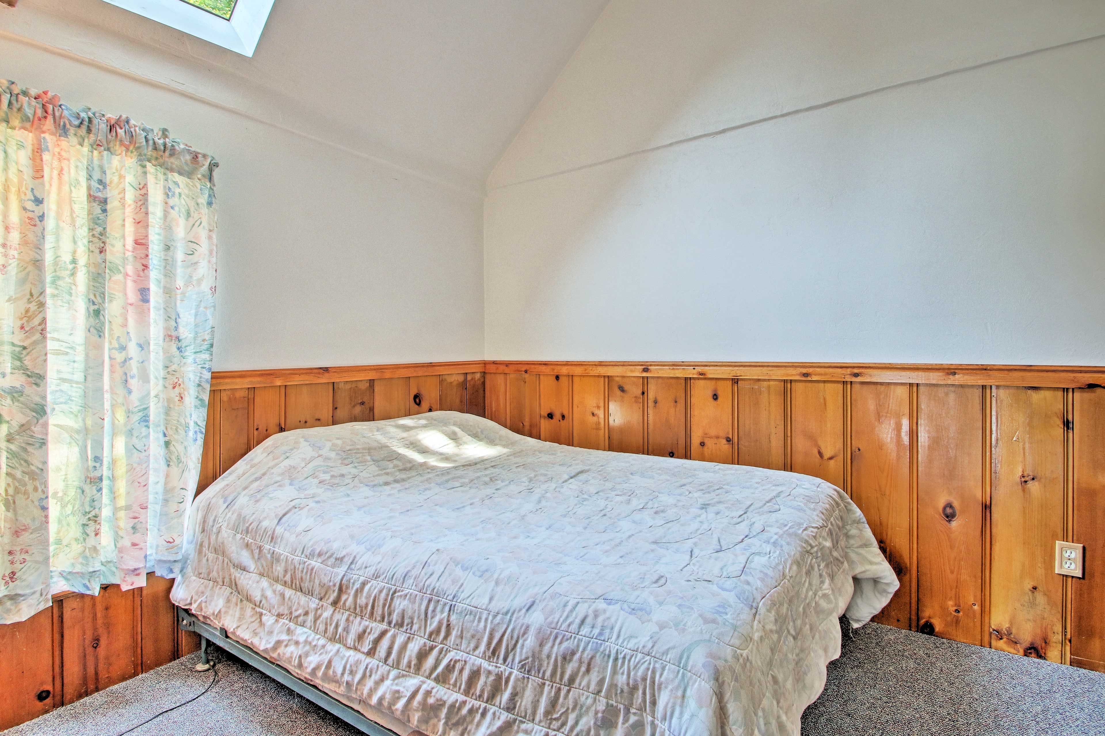 Bedroom | Queen Bed | Linens Provided