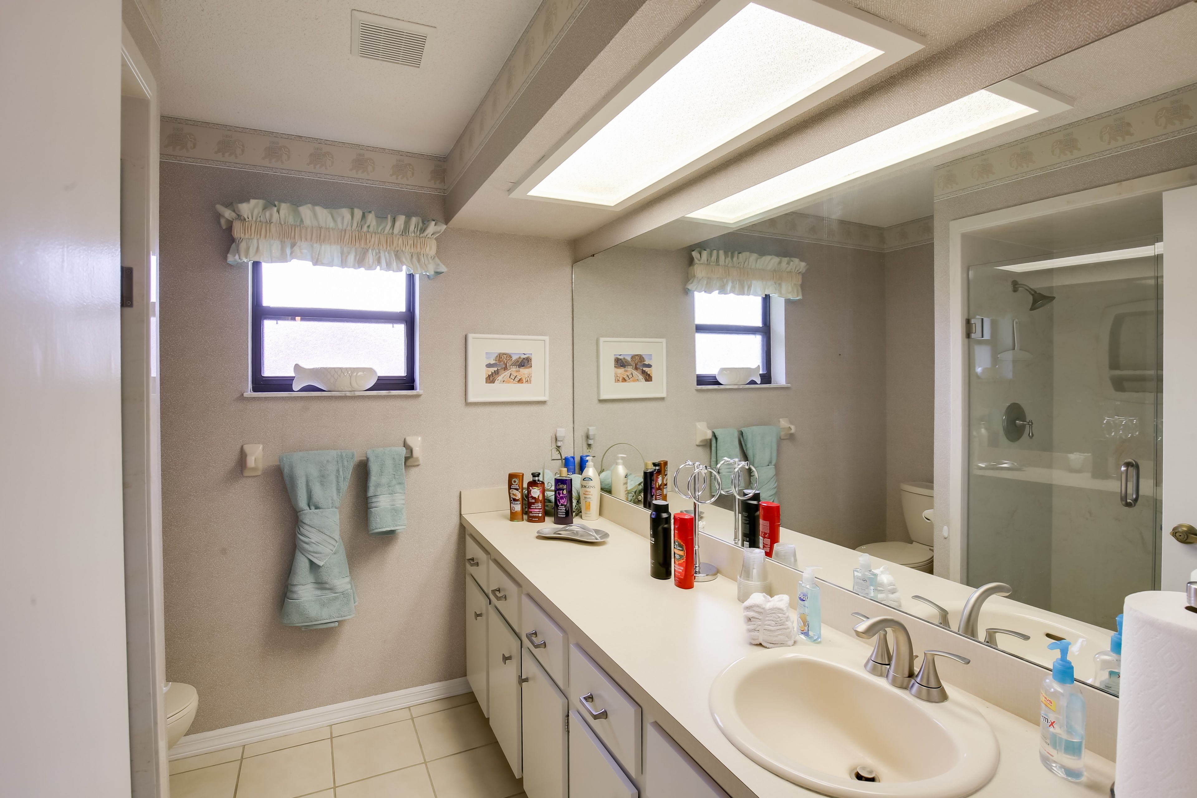 Full Bathroom | Towels Provided