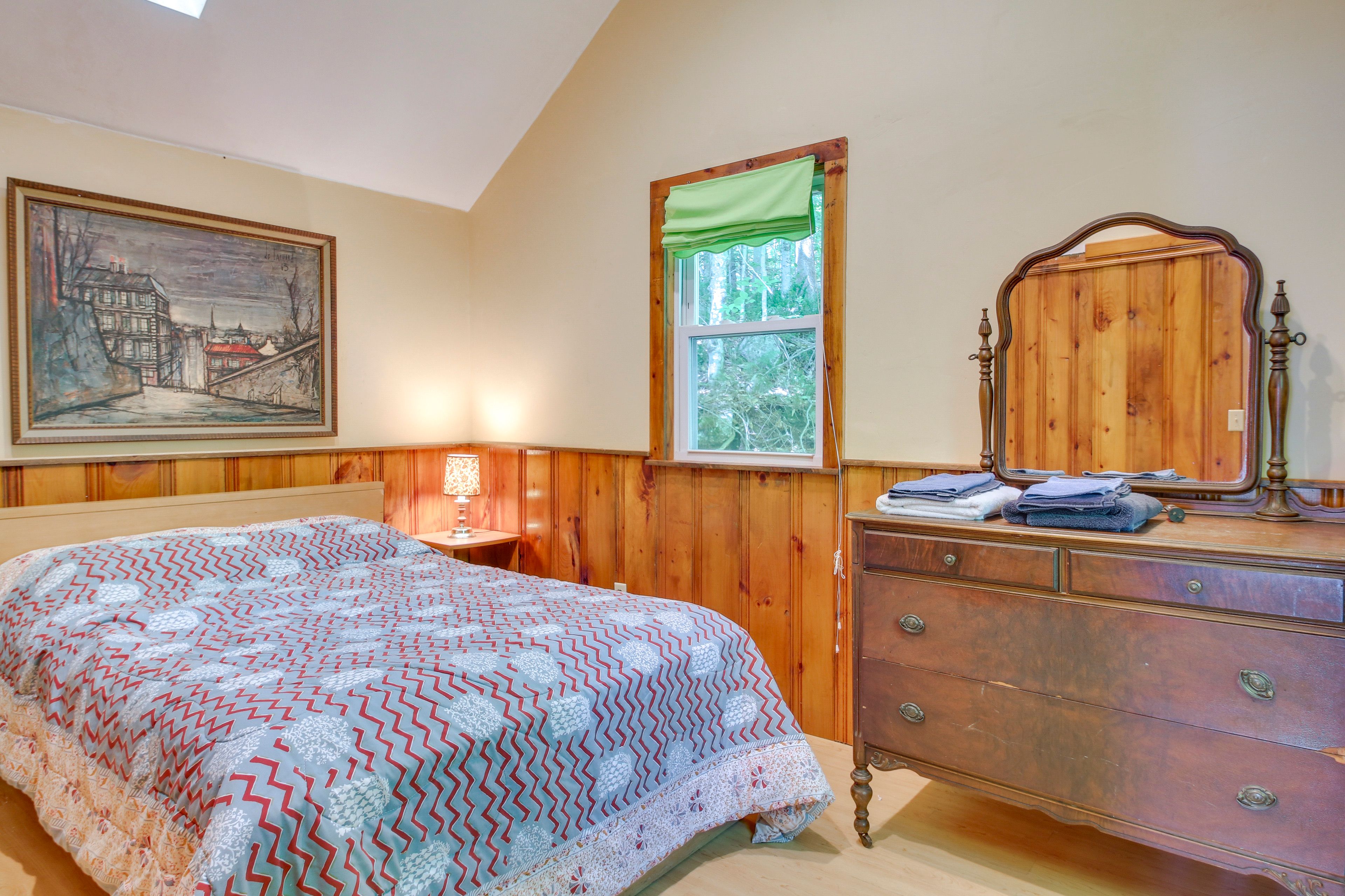 Bedroom 1 | Queen Bed