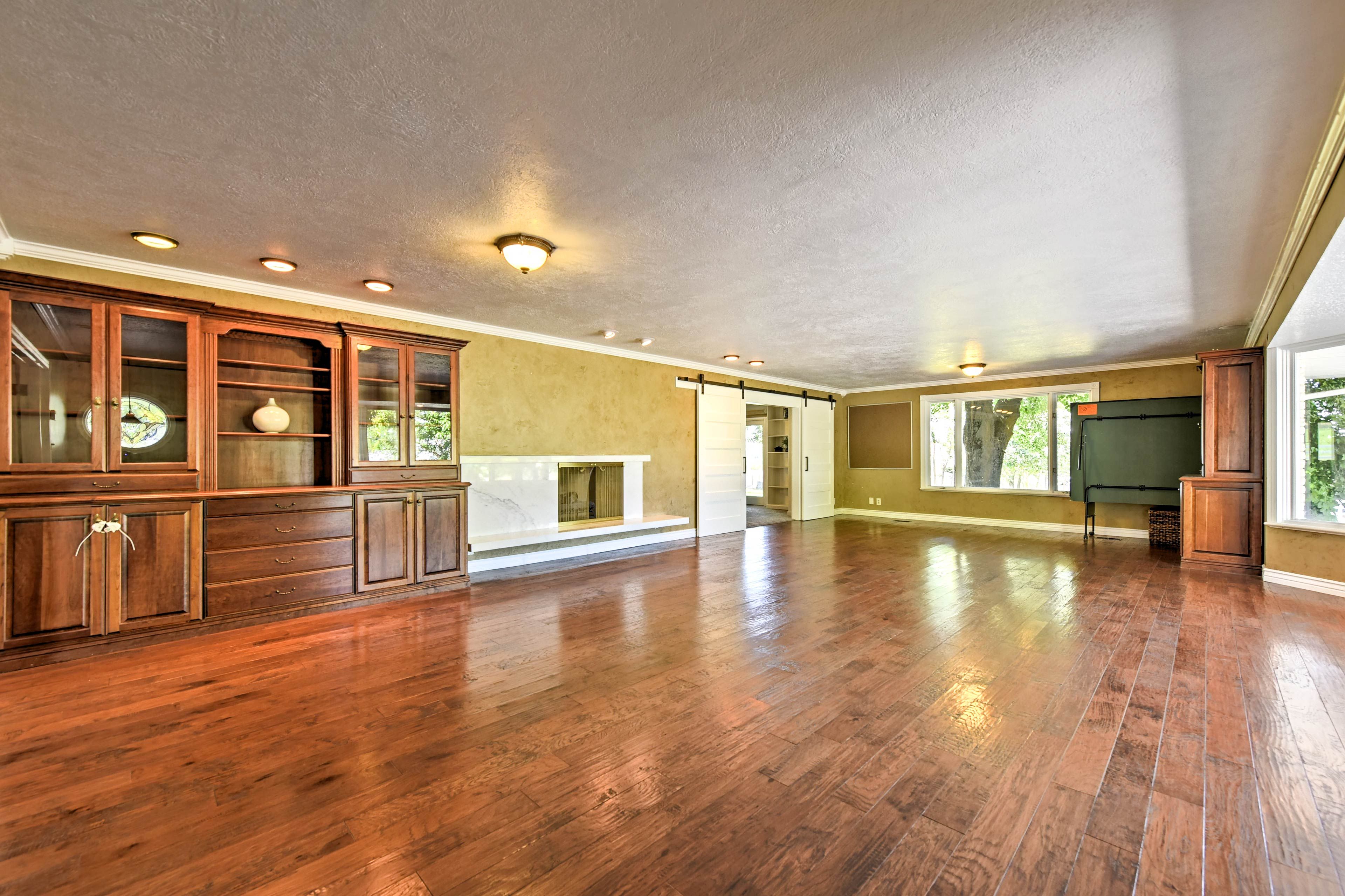 The room is equipped with a ping pong table and a Spike Ball set.
