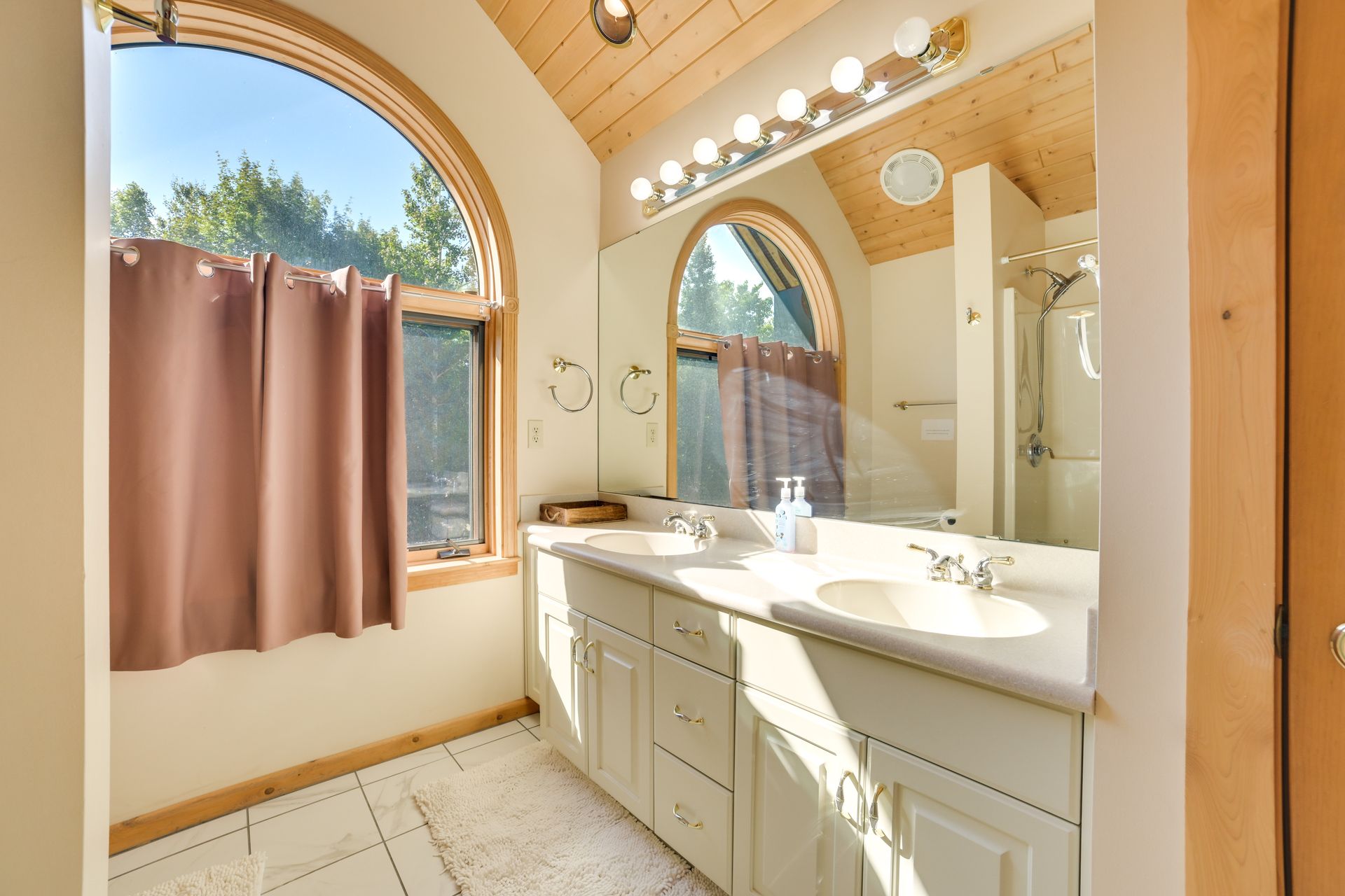 Upper level bedroom detail