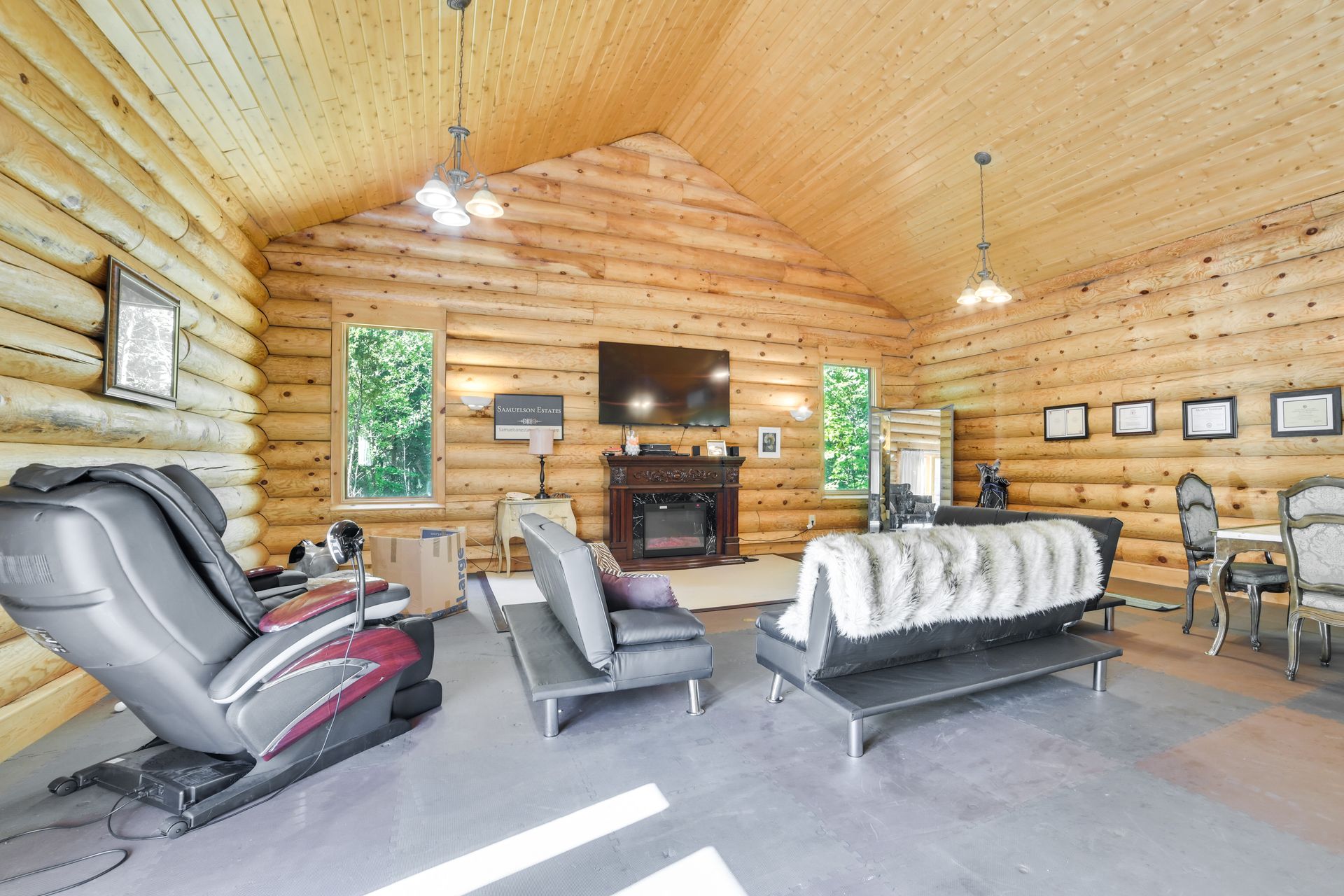Loft — upper level, Smart TV, dining table