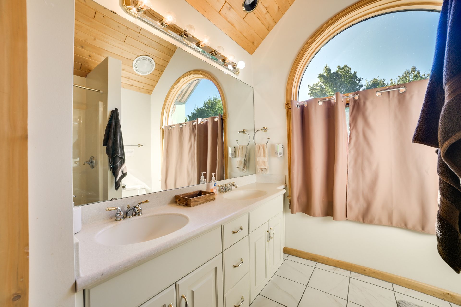 En-suite bathroom — upper level