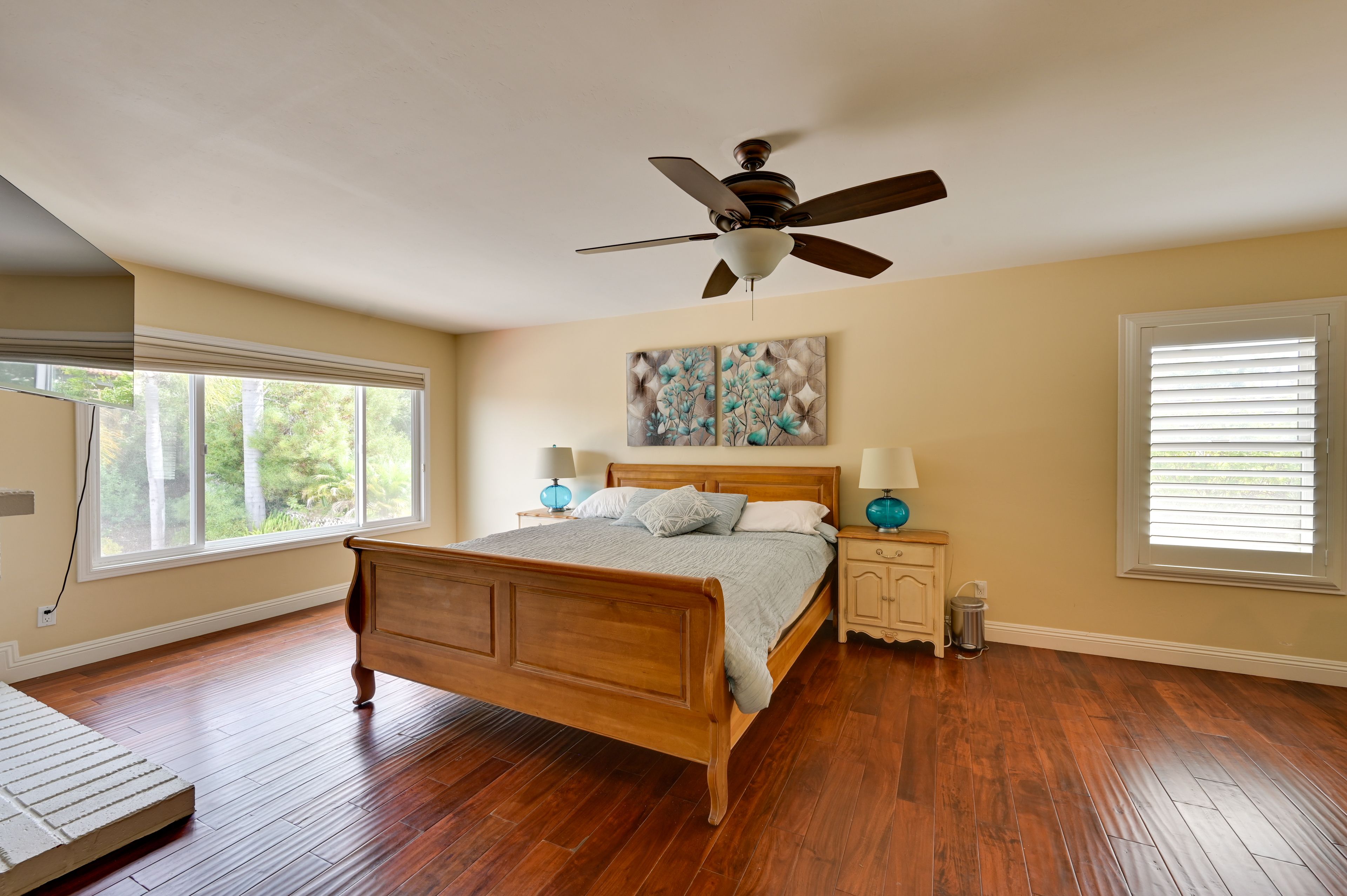 Bedroom 1 | Queen Bed | Fireplace | En-Suite Bathroom