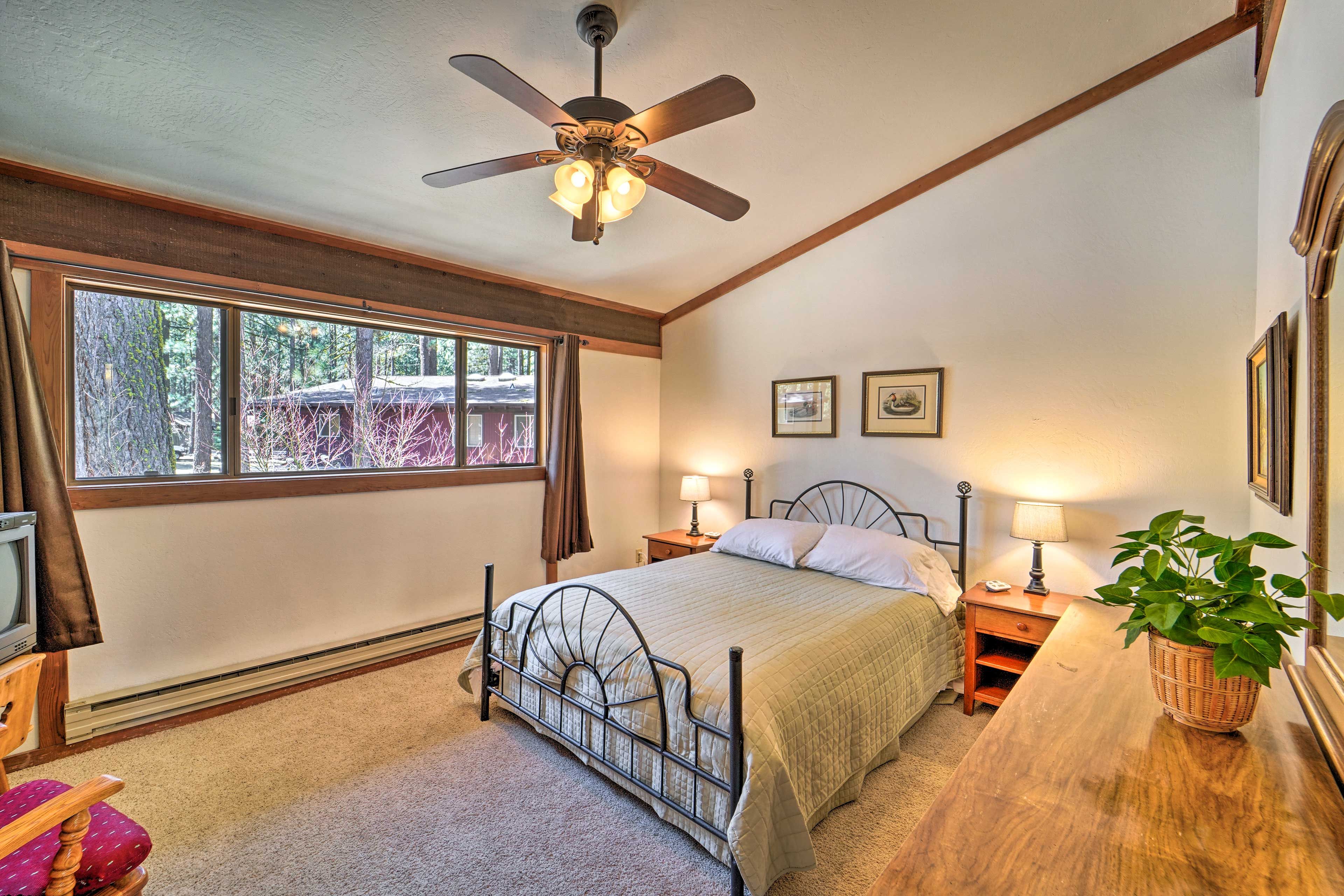 Bedroom 2 | Queen Bed