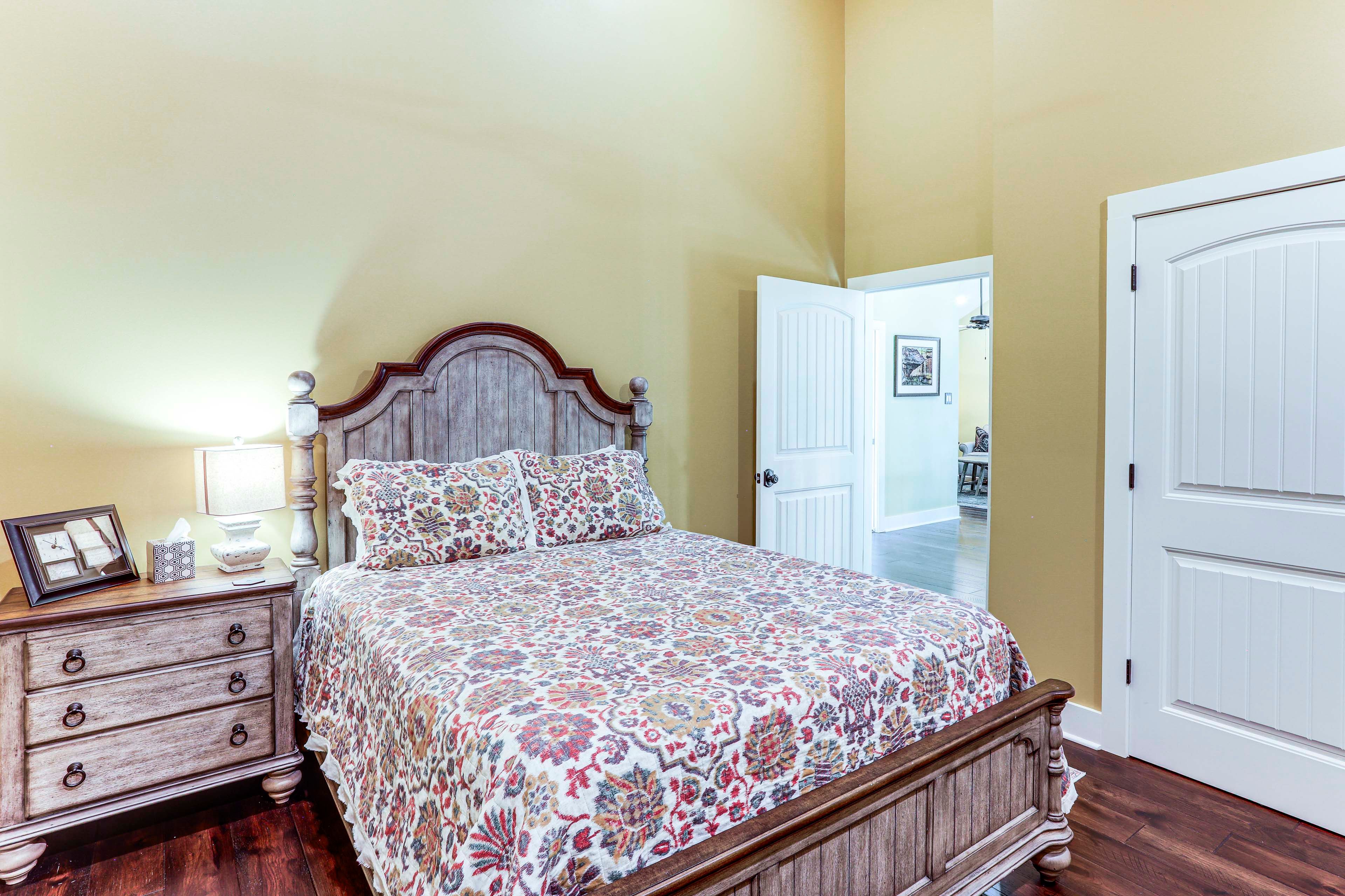 Bedroom 2 | Upper Level | Queen Bed | Walk-In Closet