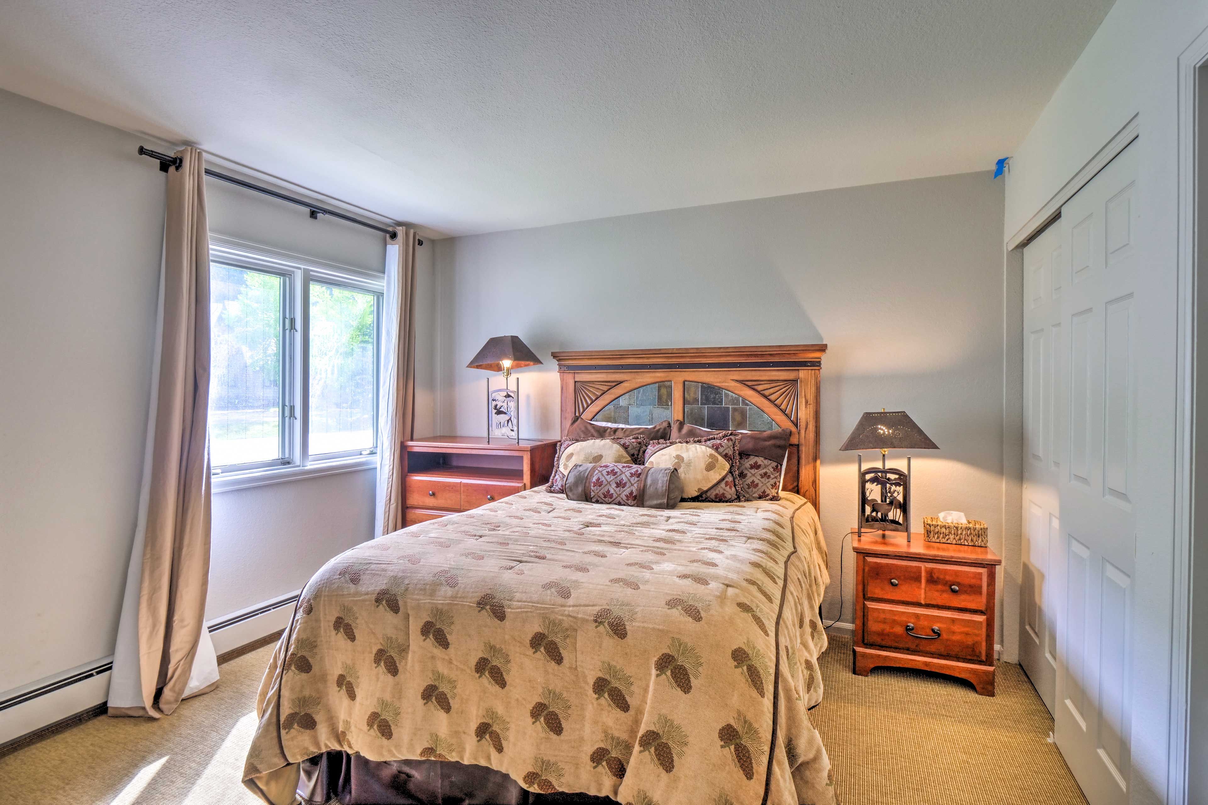 Bedroom 2 | Queen Bed