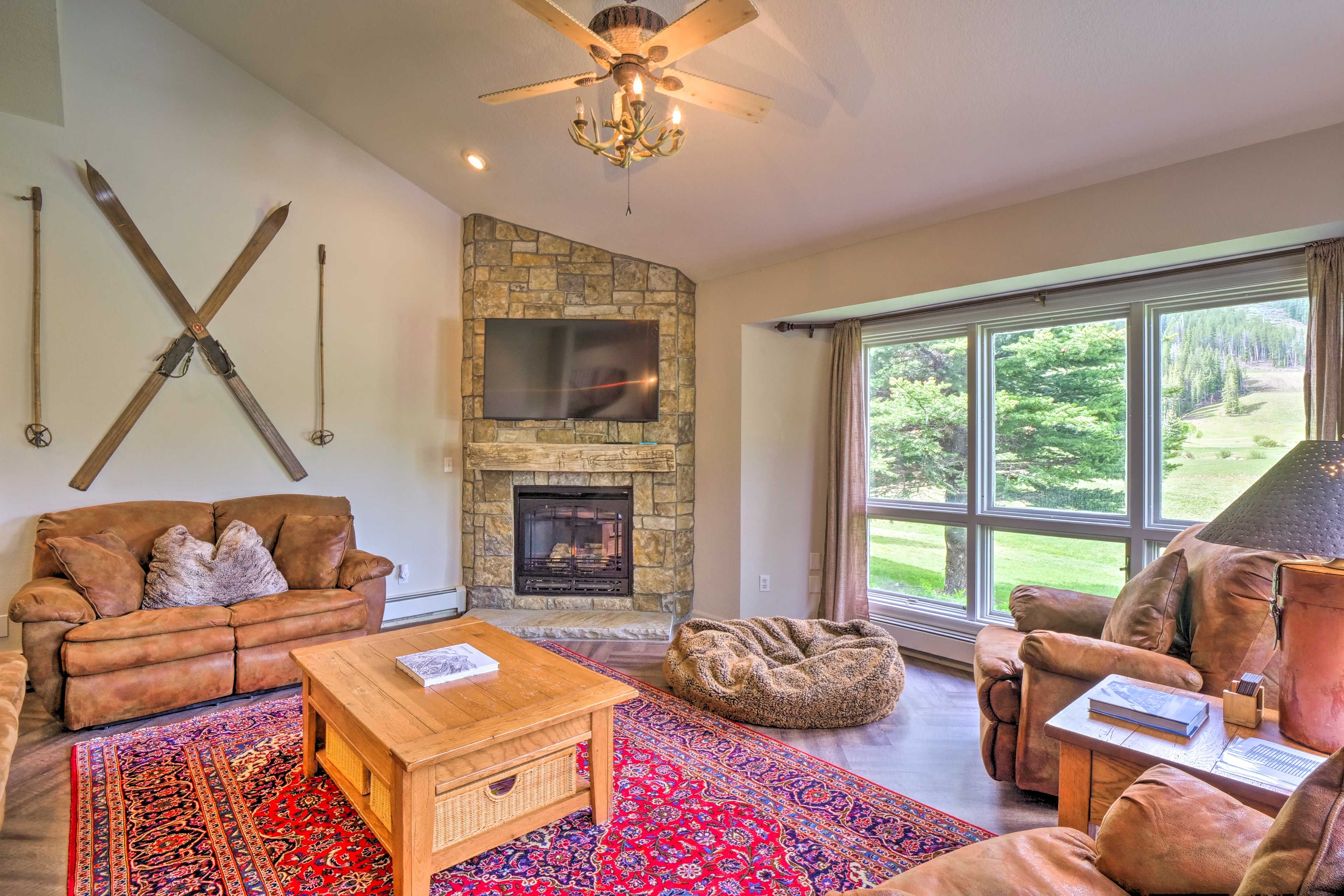 Living Room | Gas Fireplace | Smart TV