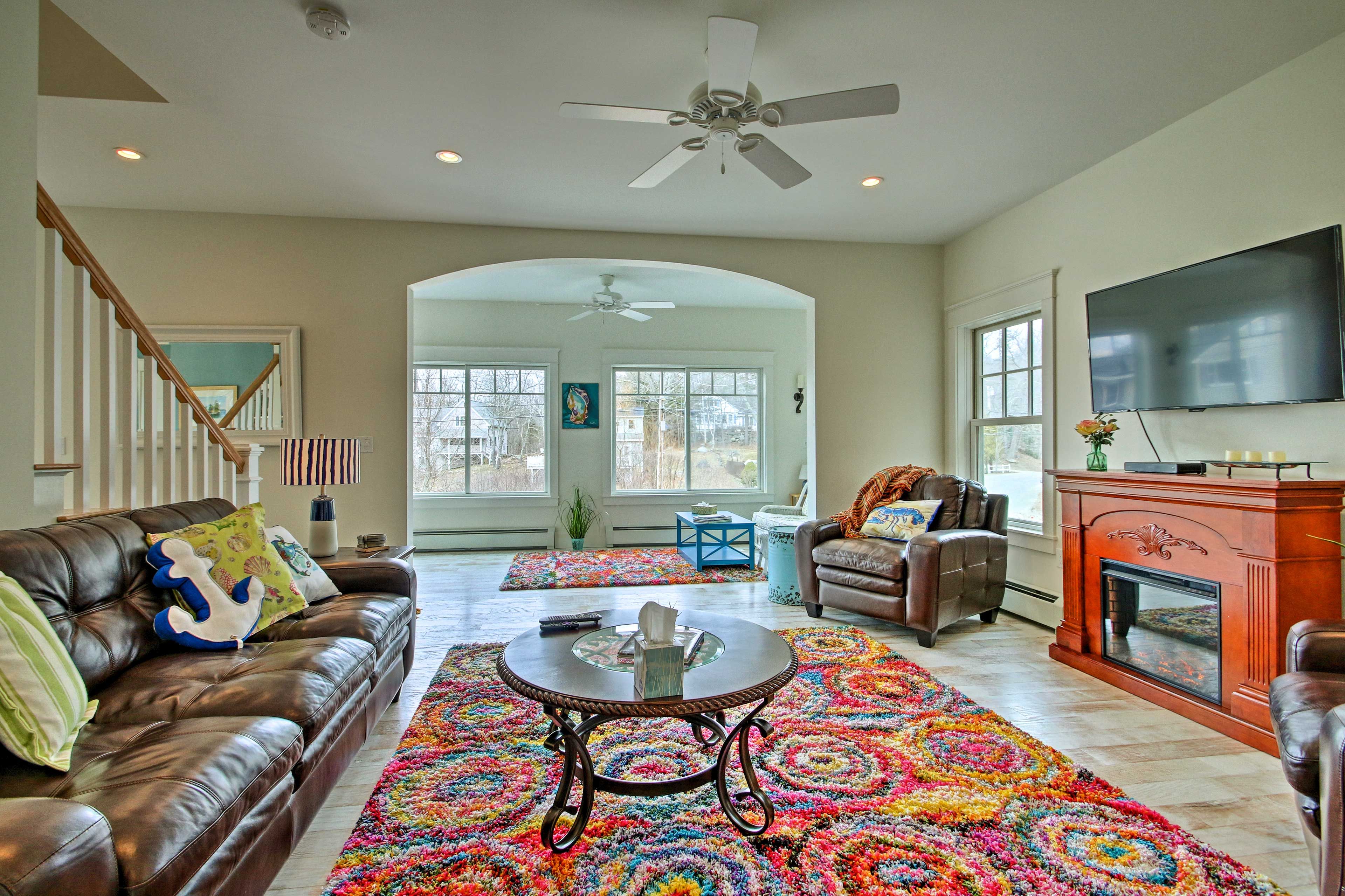 Living Room | Free WiFi | Cable TV | Central Heat & A/C