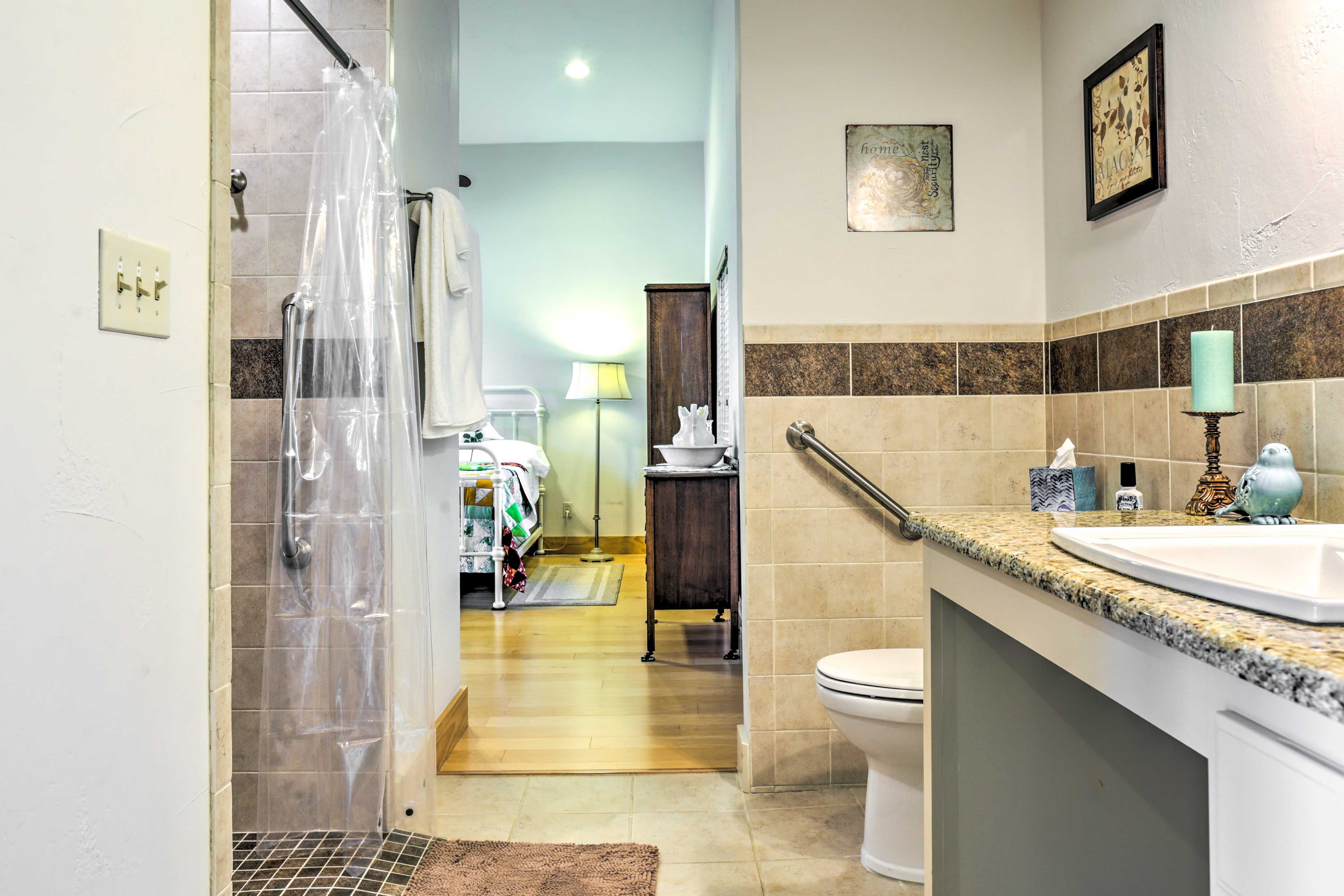 Full Bathroom | Towels Provided