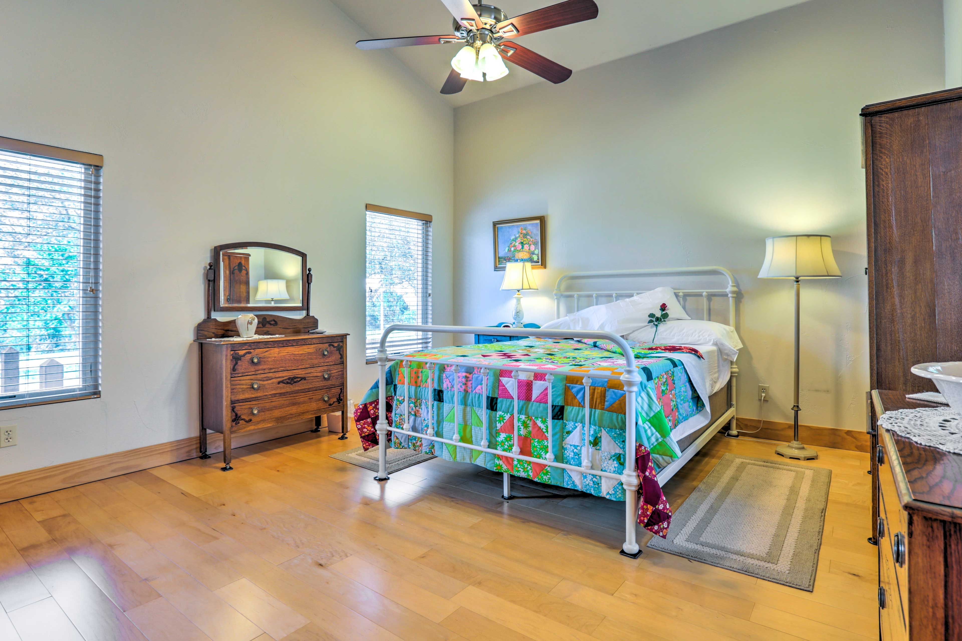 Bedroom 2 | Queen Bed
