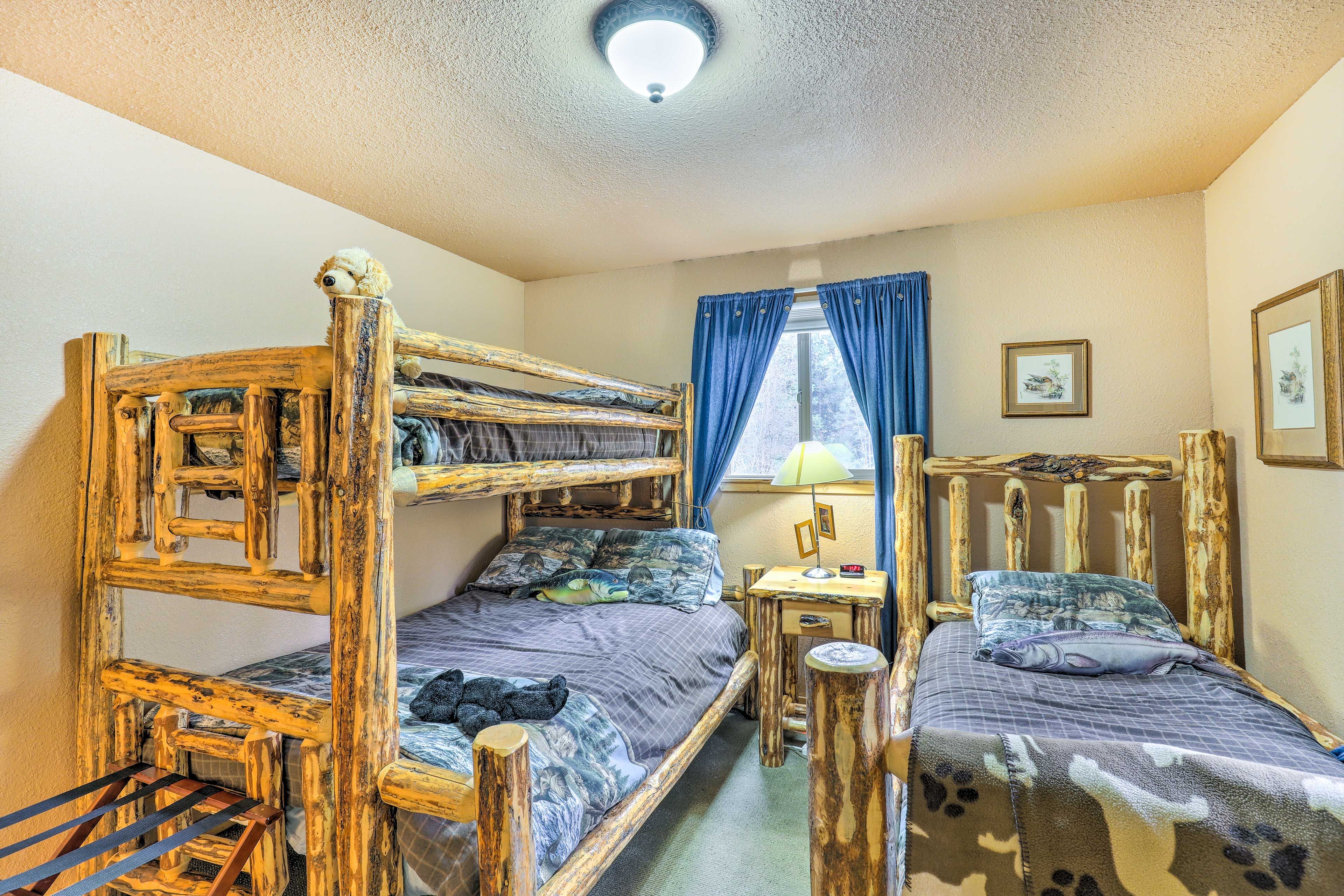 Bedroom 3 | Twin/Full Bunk Bed & Twin Bed