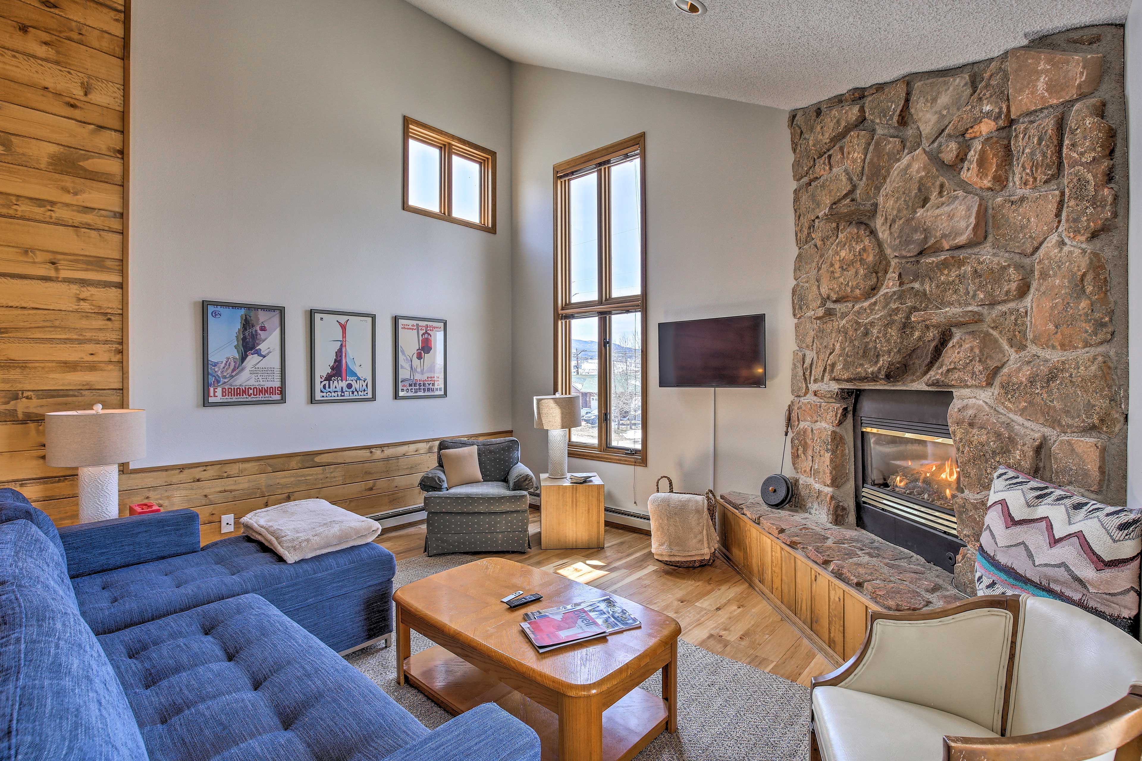 Living Room | Free WiFi | Smart TV | Electric Fireplace