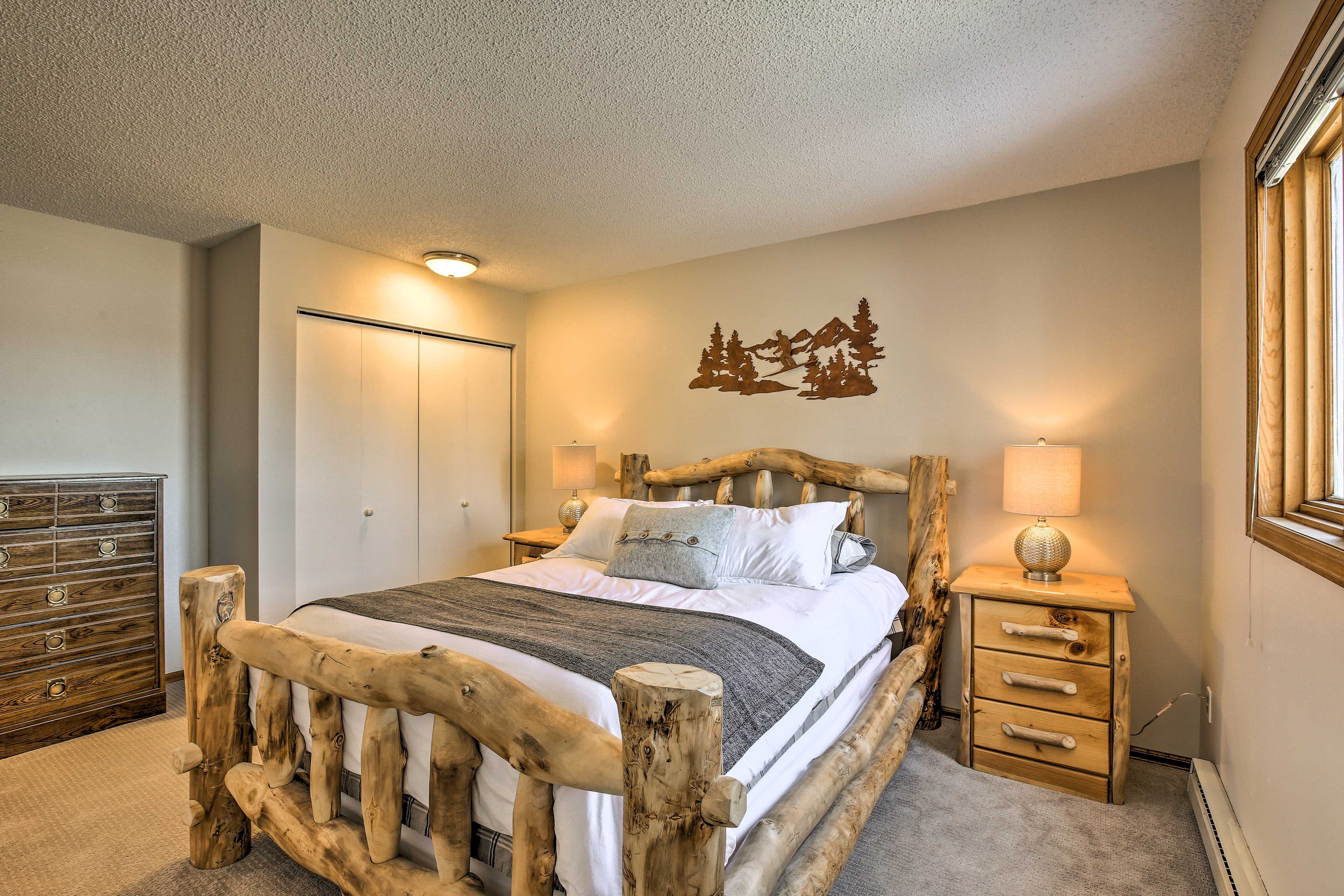 Bedroom 1 | Queen Bed | 1st Floor