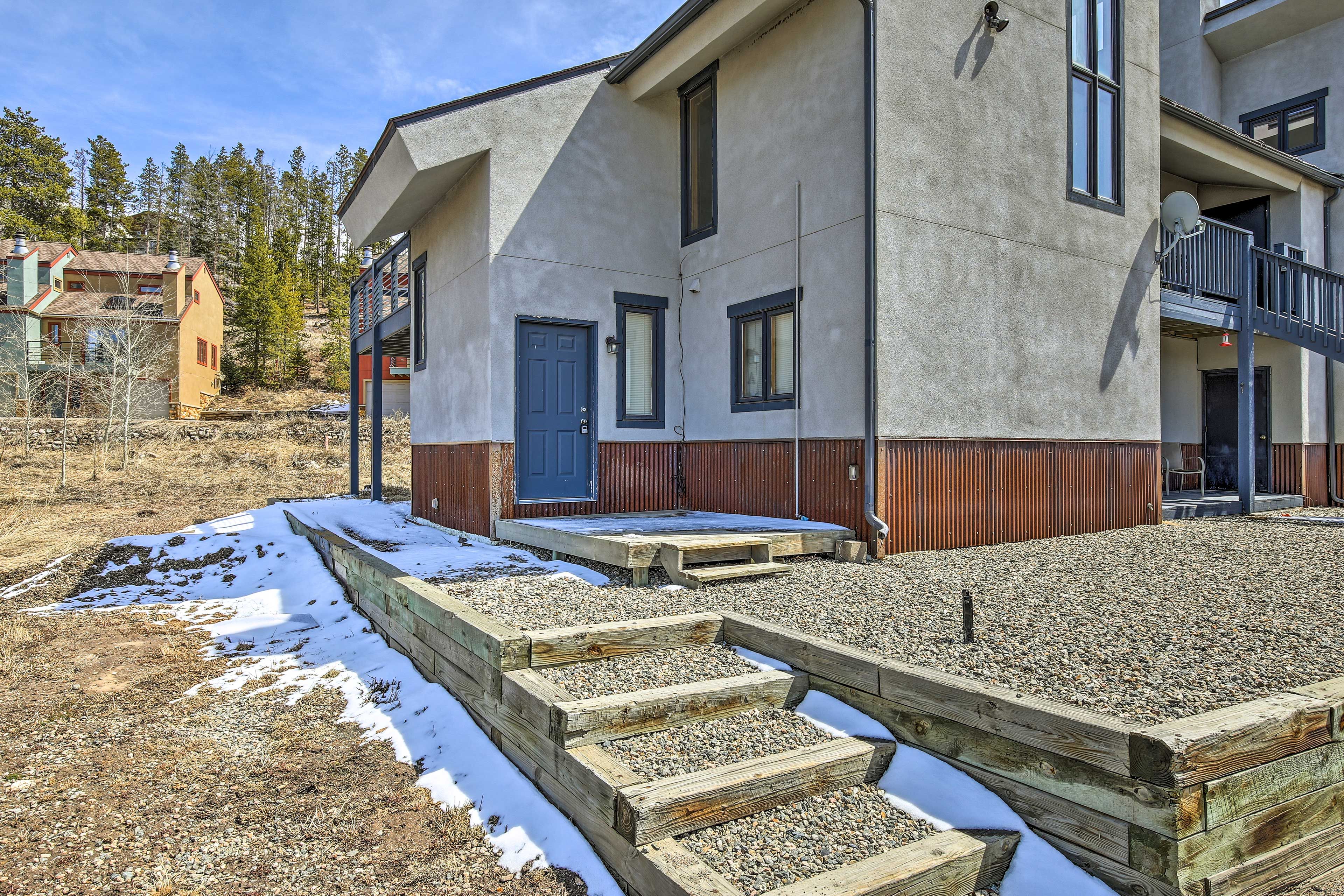 Property Exterior | Driveway (2 Vehicles)