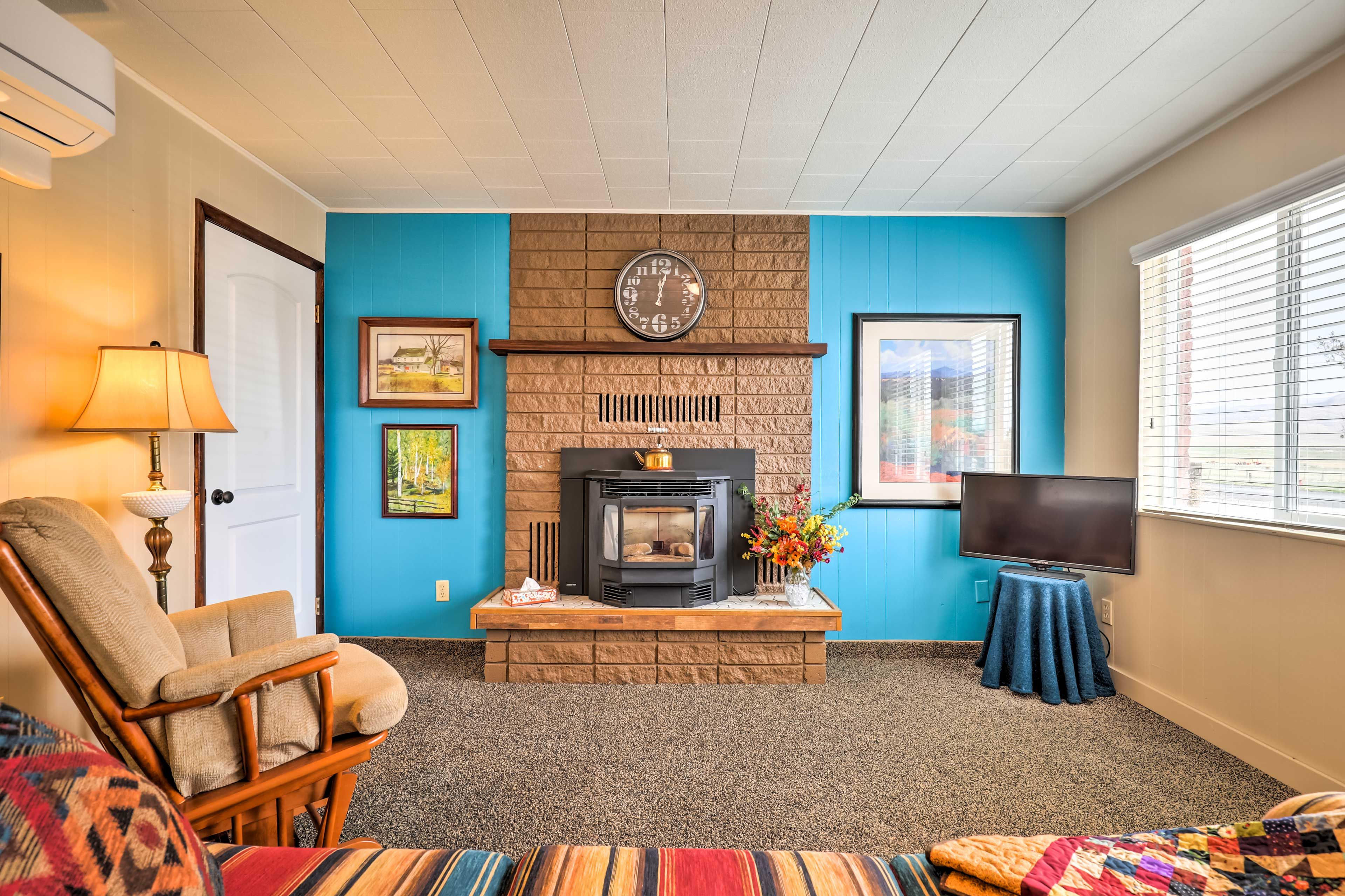 Living Room | Free WiFi | Central A/C & Heat