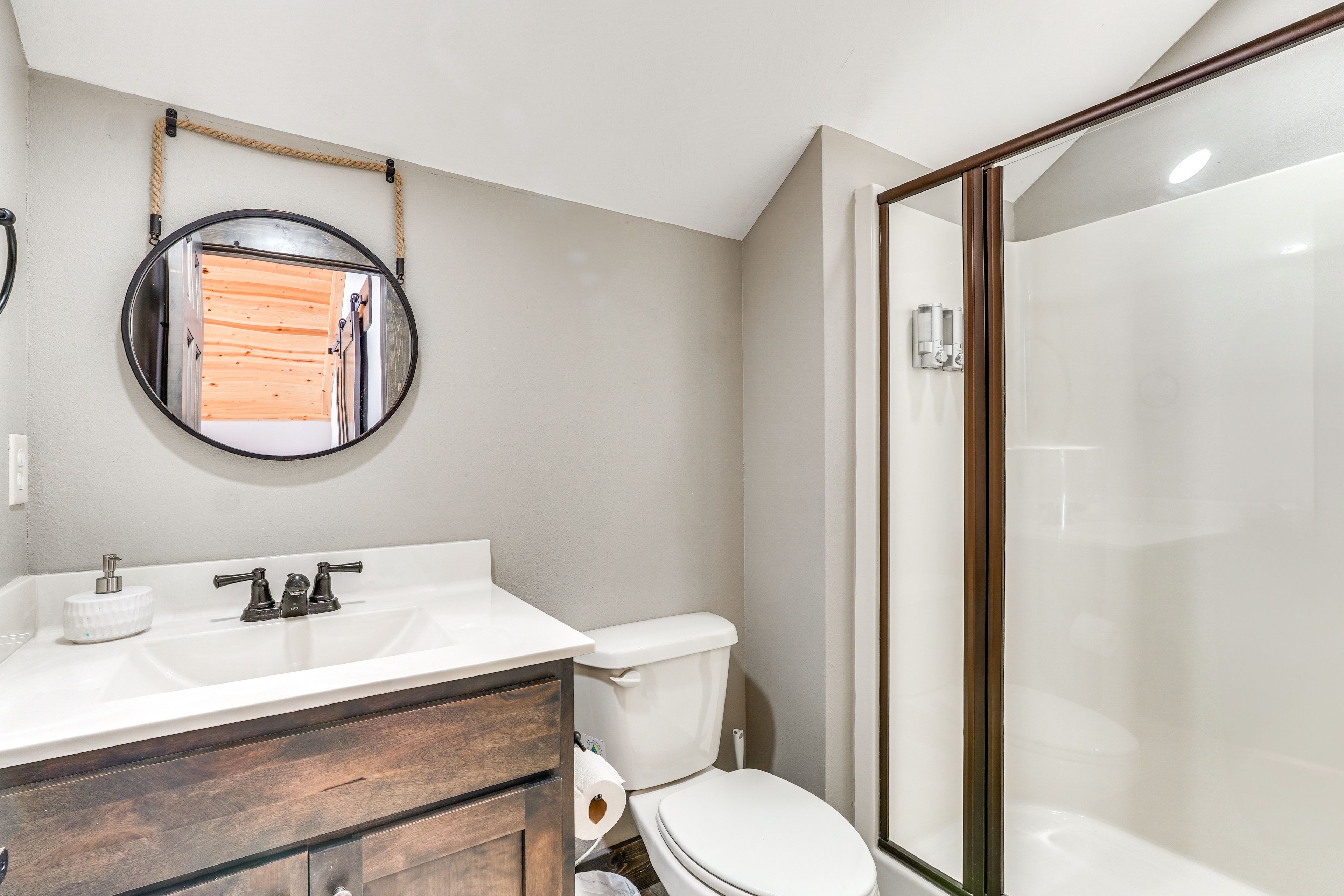 Full Bathroom | 2nd Floor