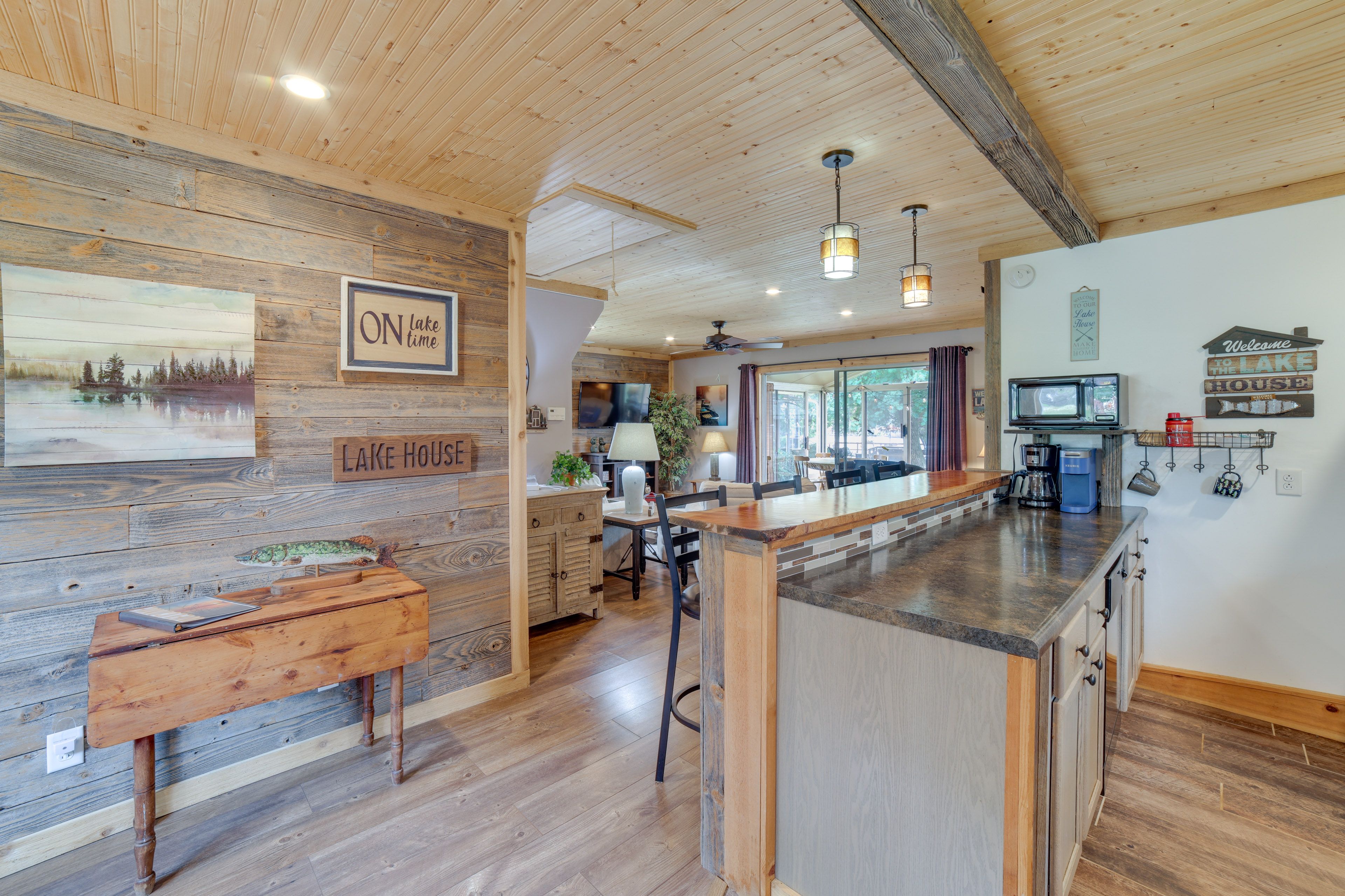 Kitchen | Breakfast Bar | Dishware/Flatware | Complimentary Spices