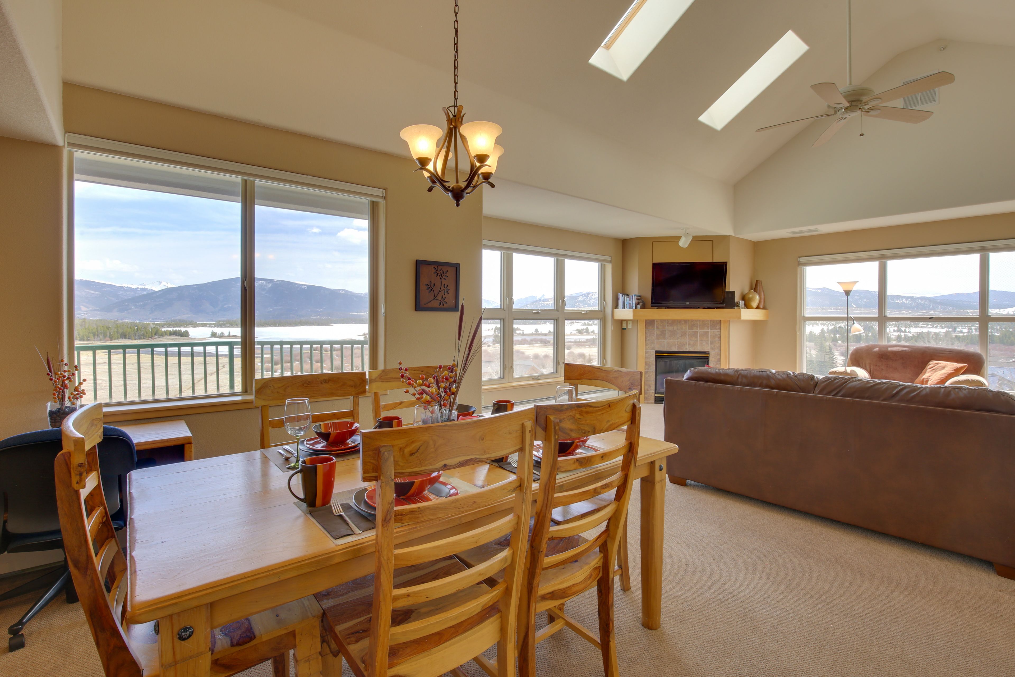 Dining Area | Dishes & Flatware Provided