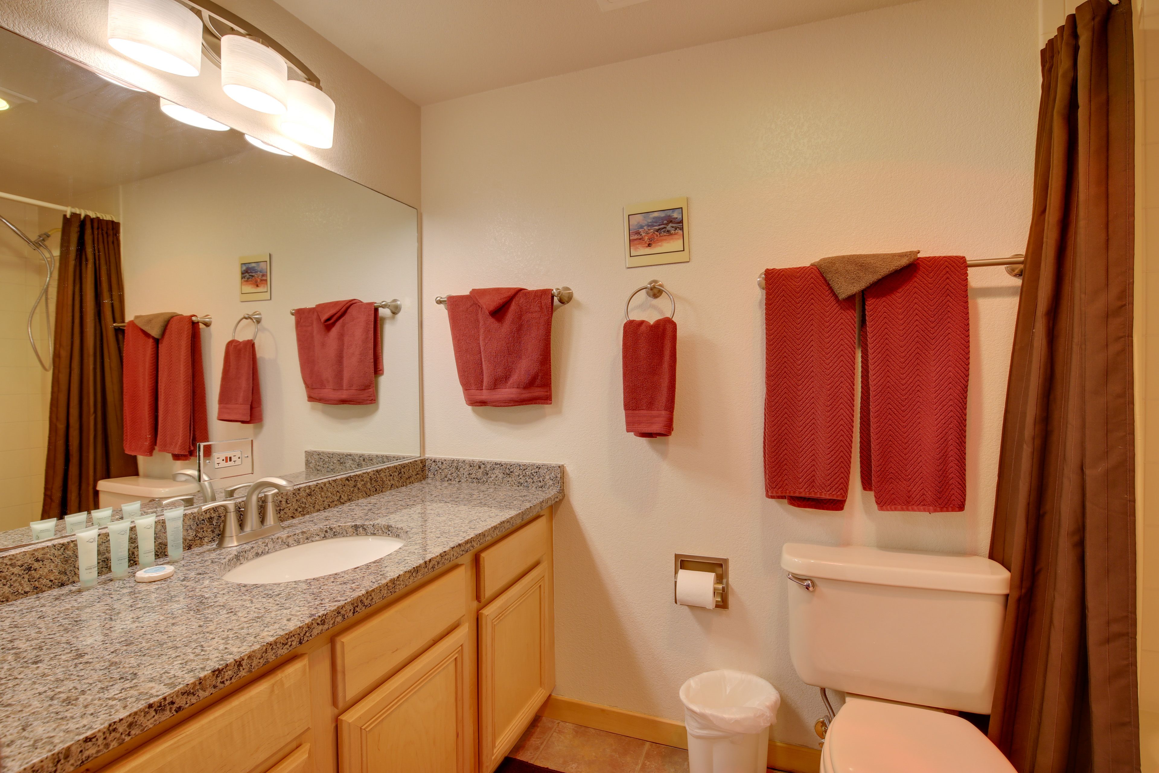 Full Bathroom | Towels Provided