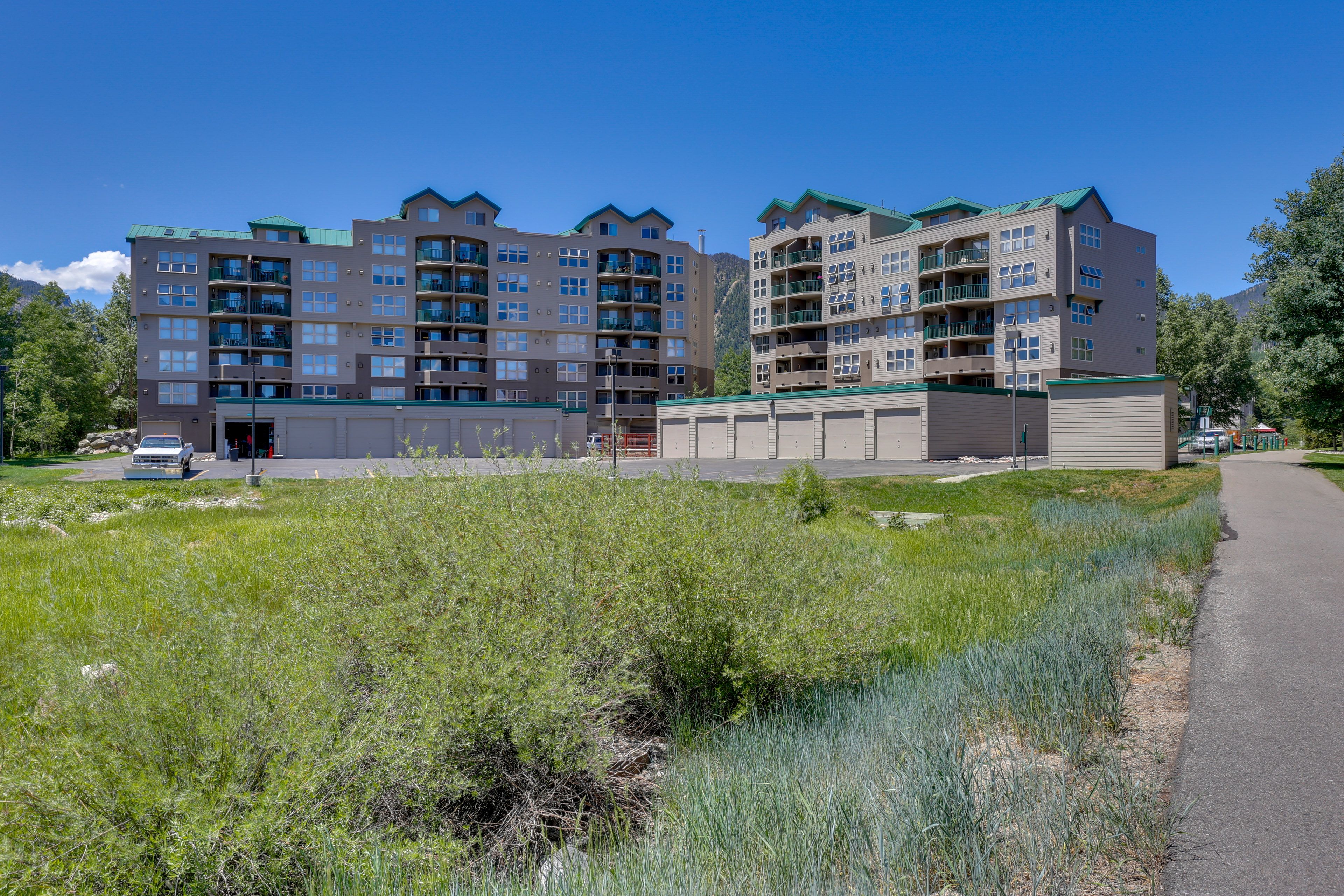 Towers at Lakepoint Exterior