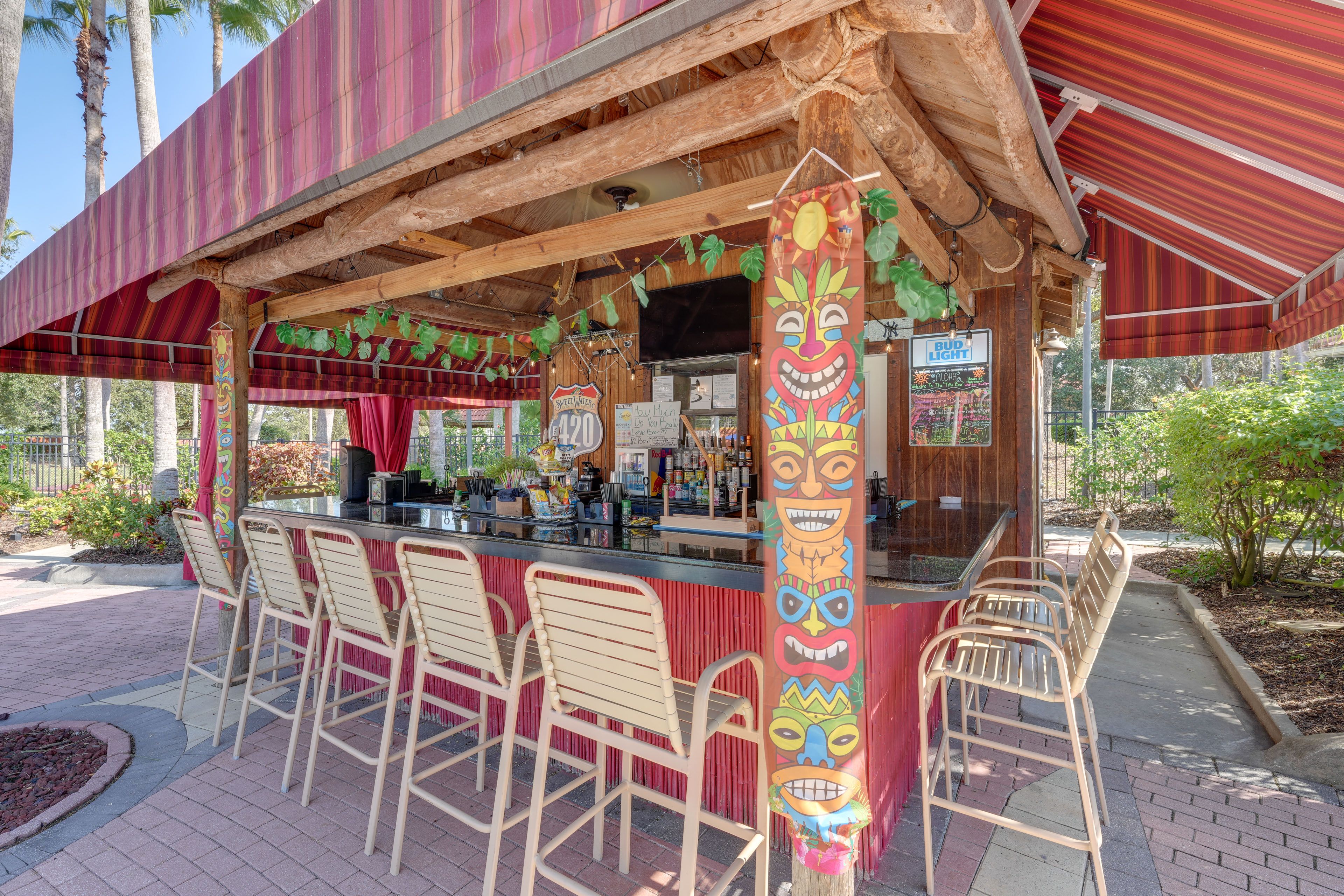 Community Amenities | Poolside Bar