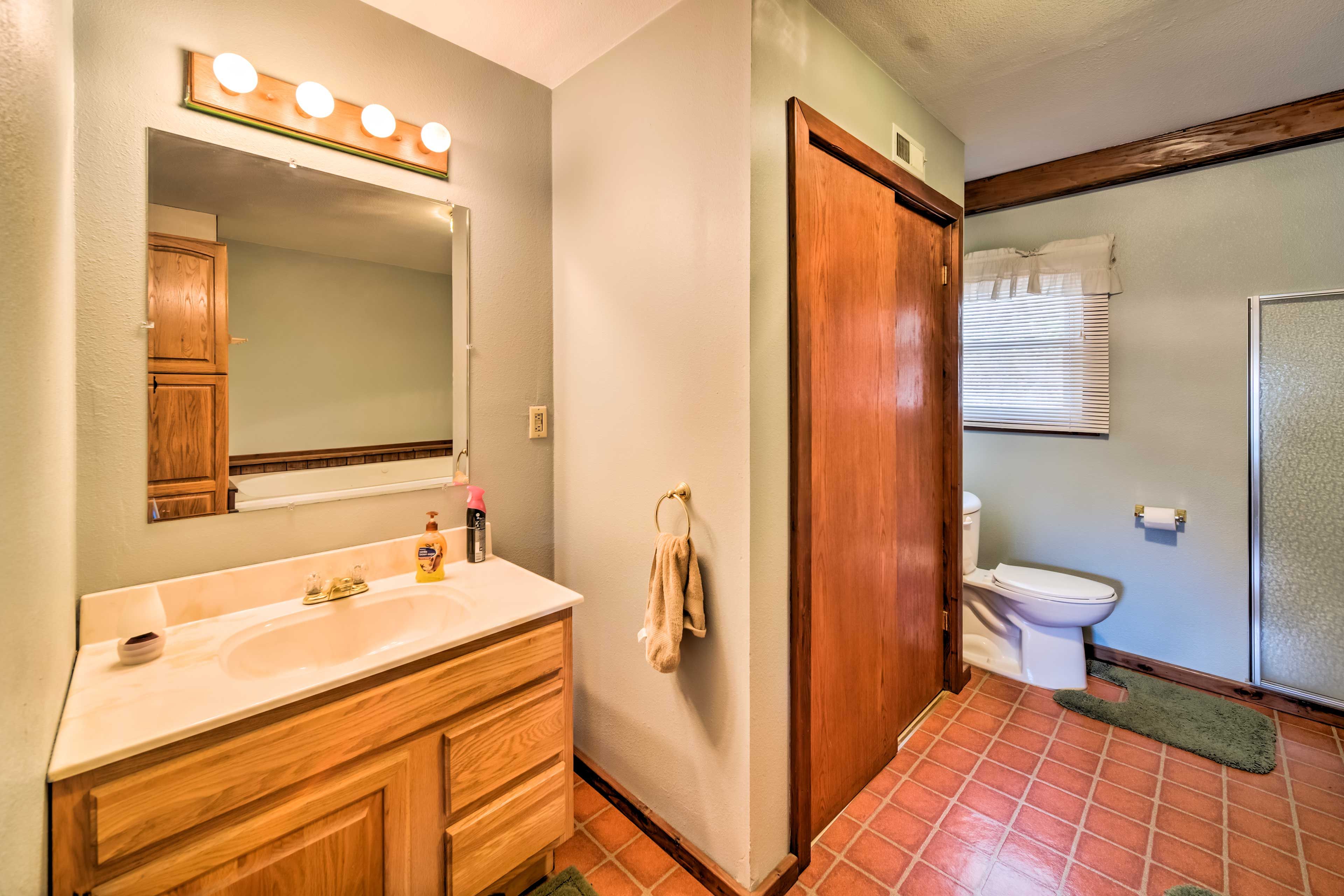 Full Bathroom | Linens & Towels | Jetted Tub
