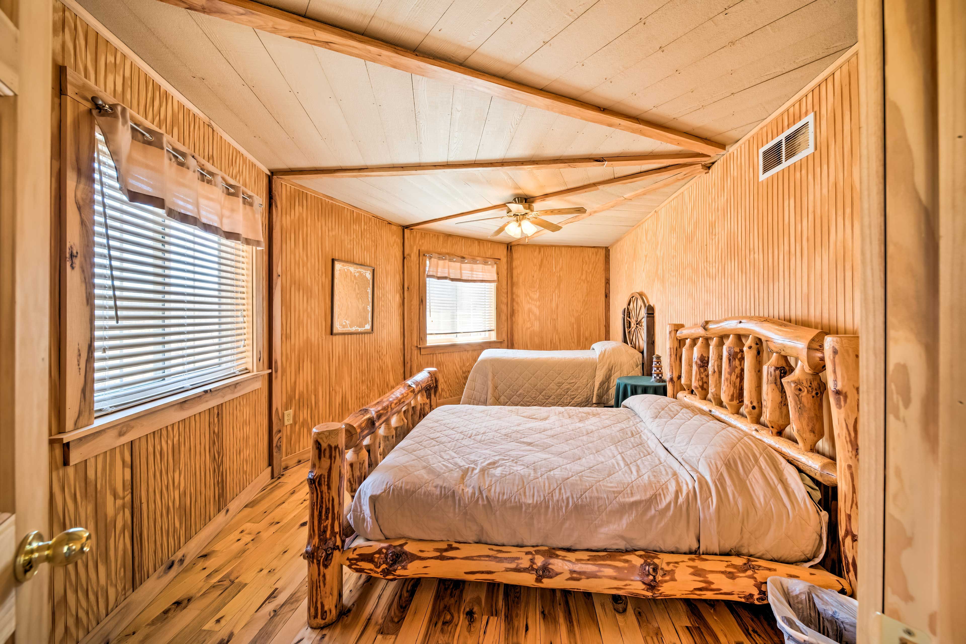 Bedroom 2 | Queen Bed | Twin Bed