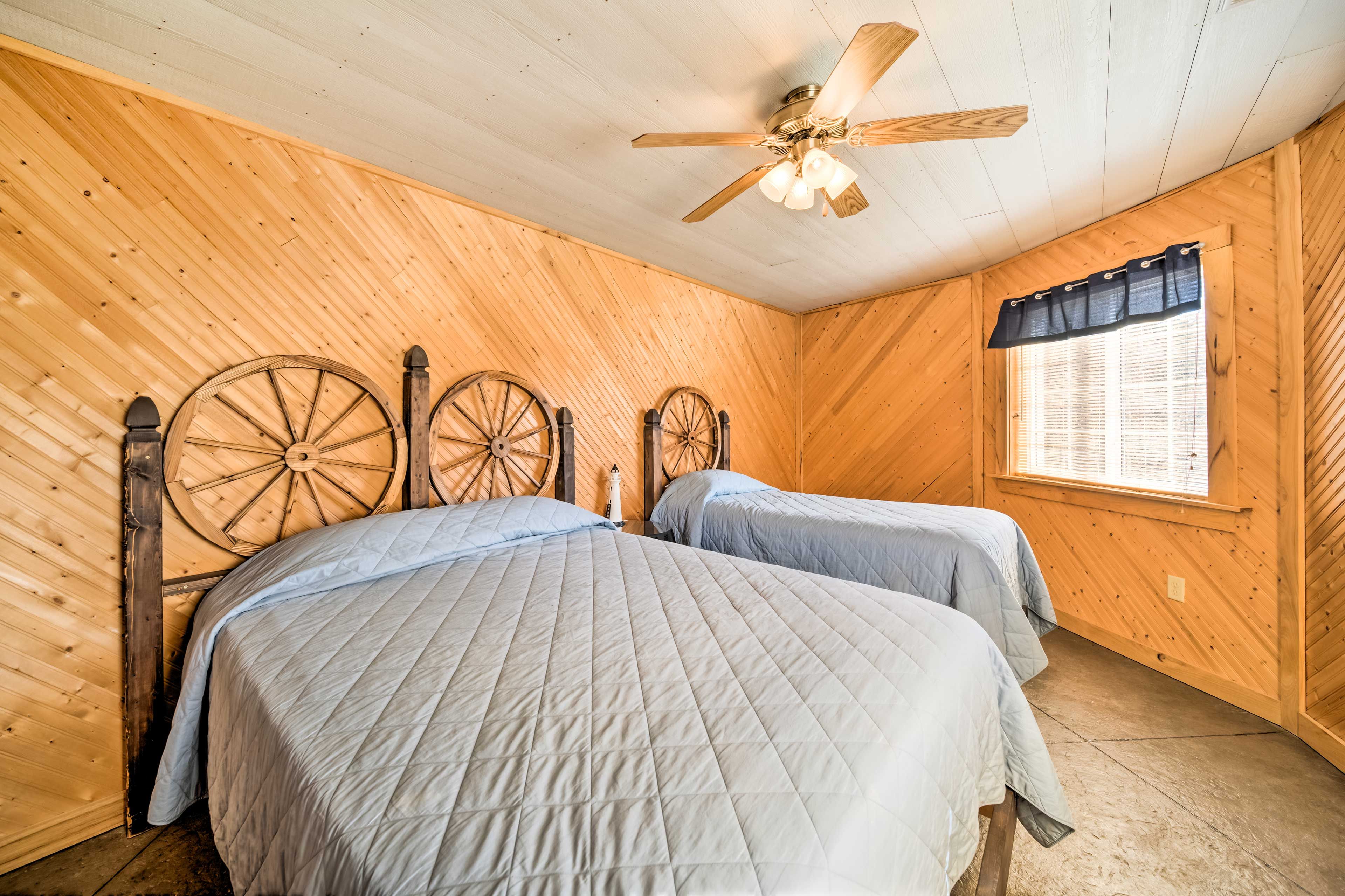 Bedroom 1 | Queen Bed | Twin Bed