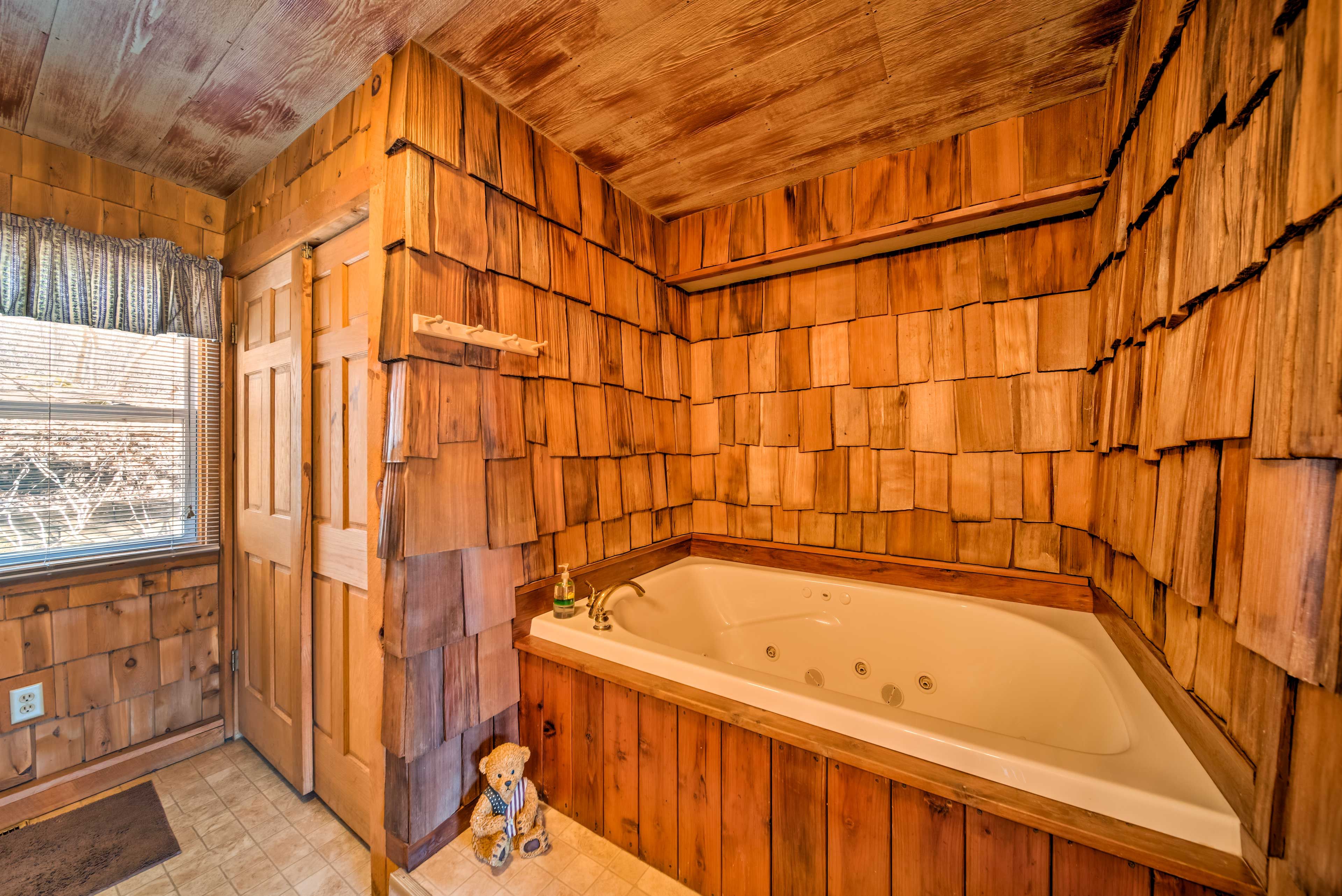 Full Bathroom | Jetted Tub