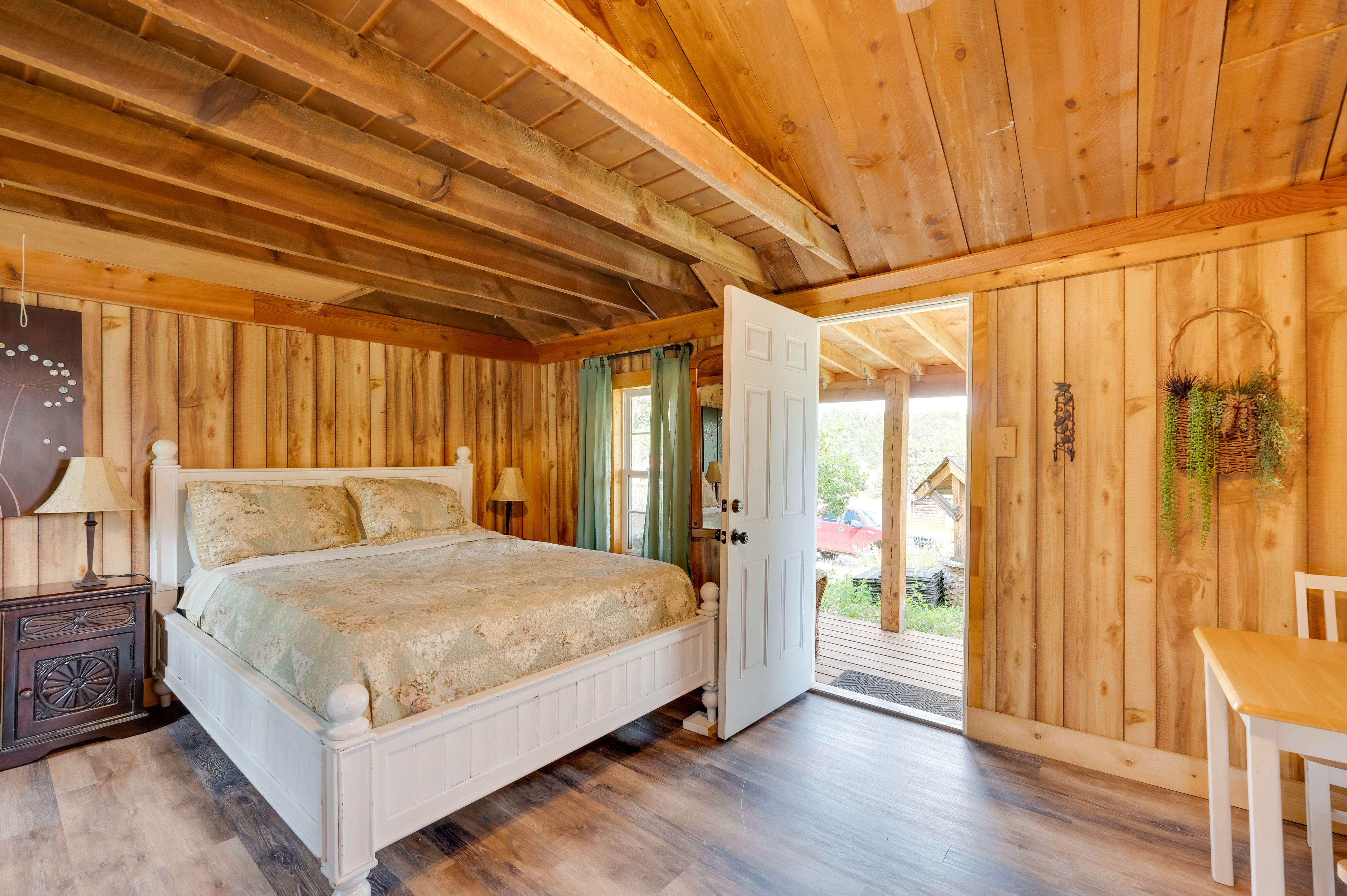 Studio | Queen Bed | Linens & Towels