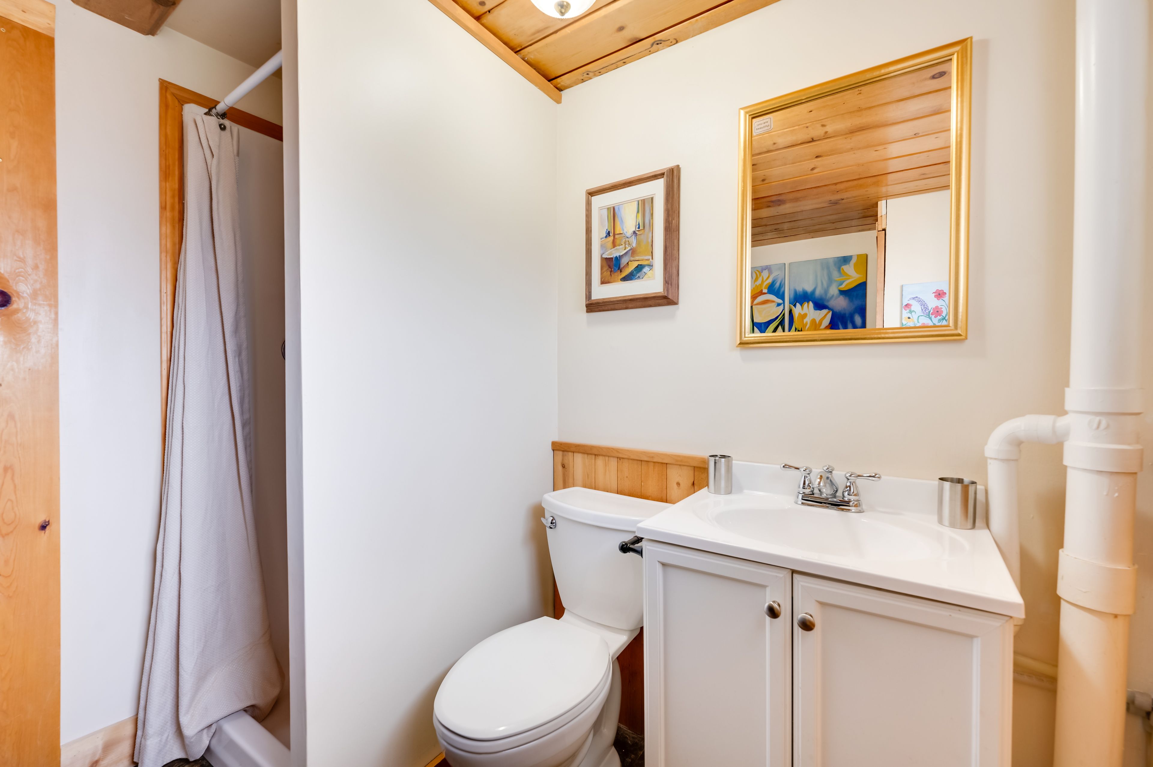 Full Bathroom | Complimentary Toiletries