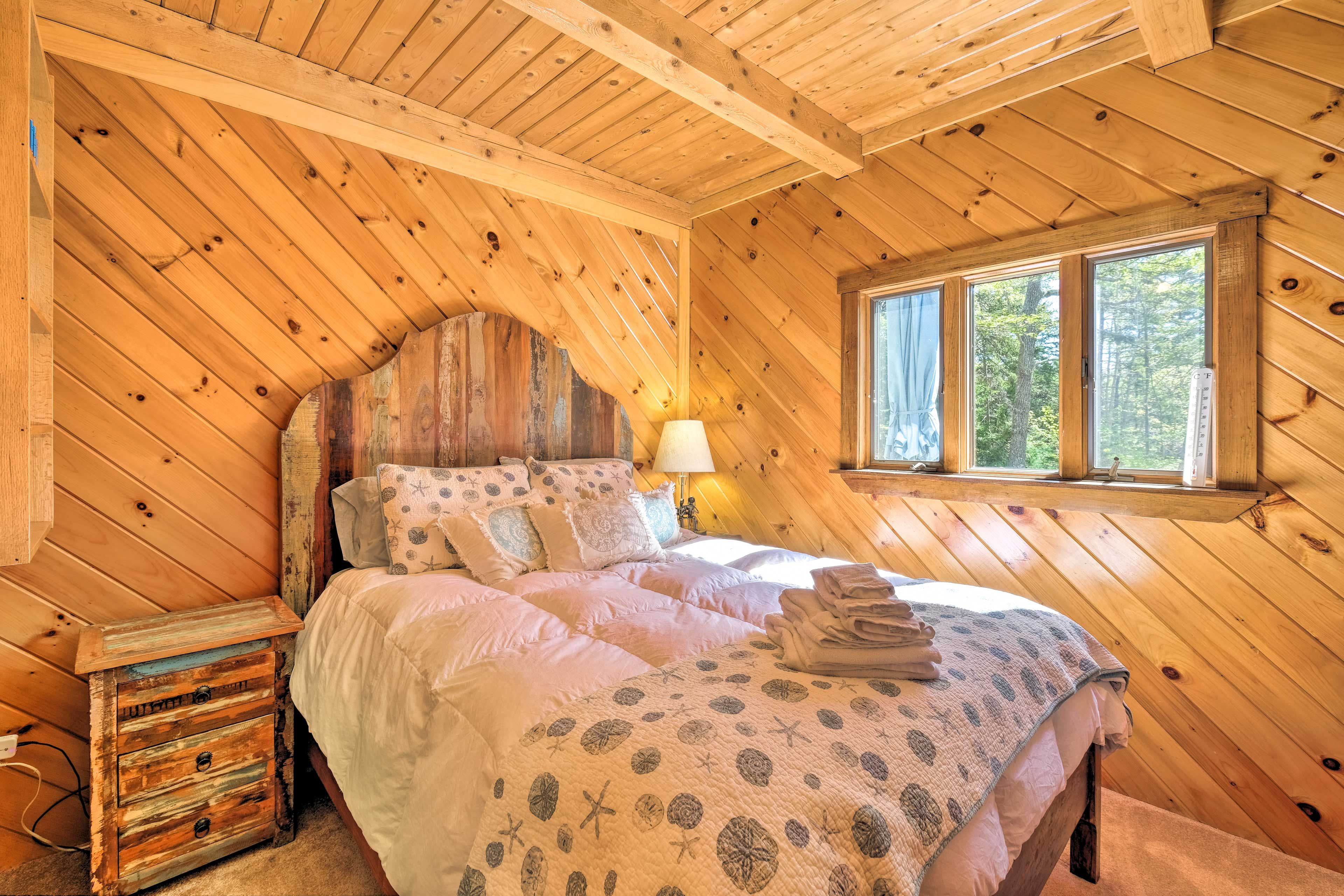 Bedroom 1 | Queen Bed | 1st Floor