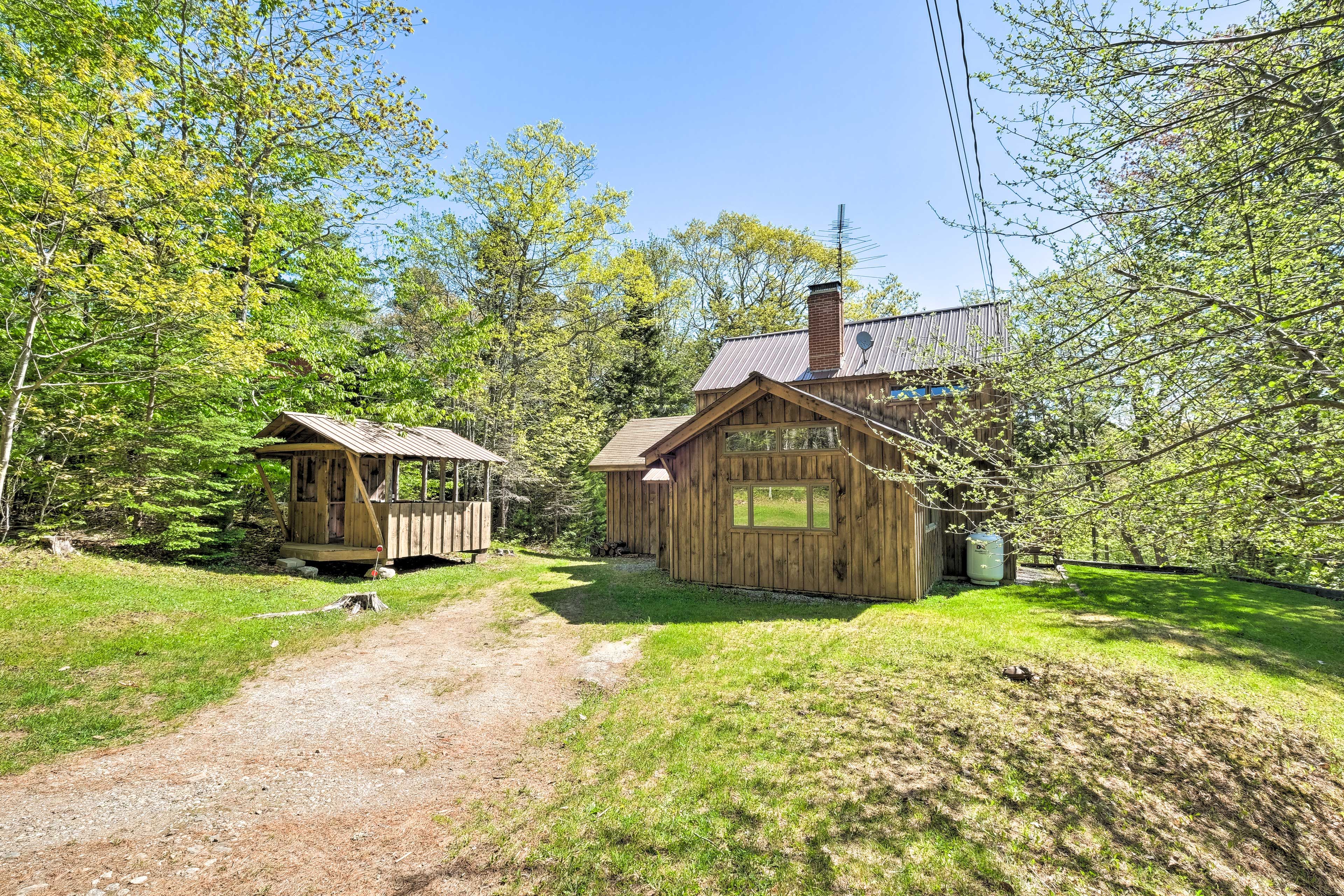 Property Exterior | Driveway (4 Vehicles)