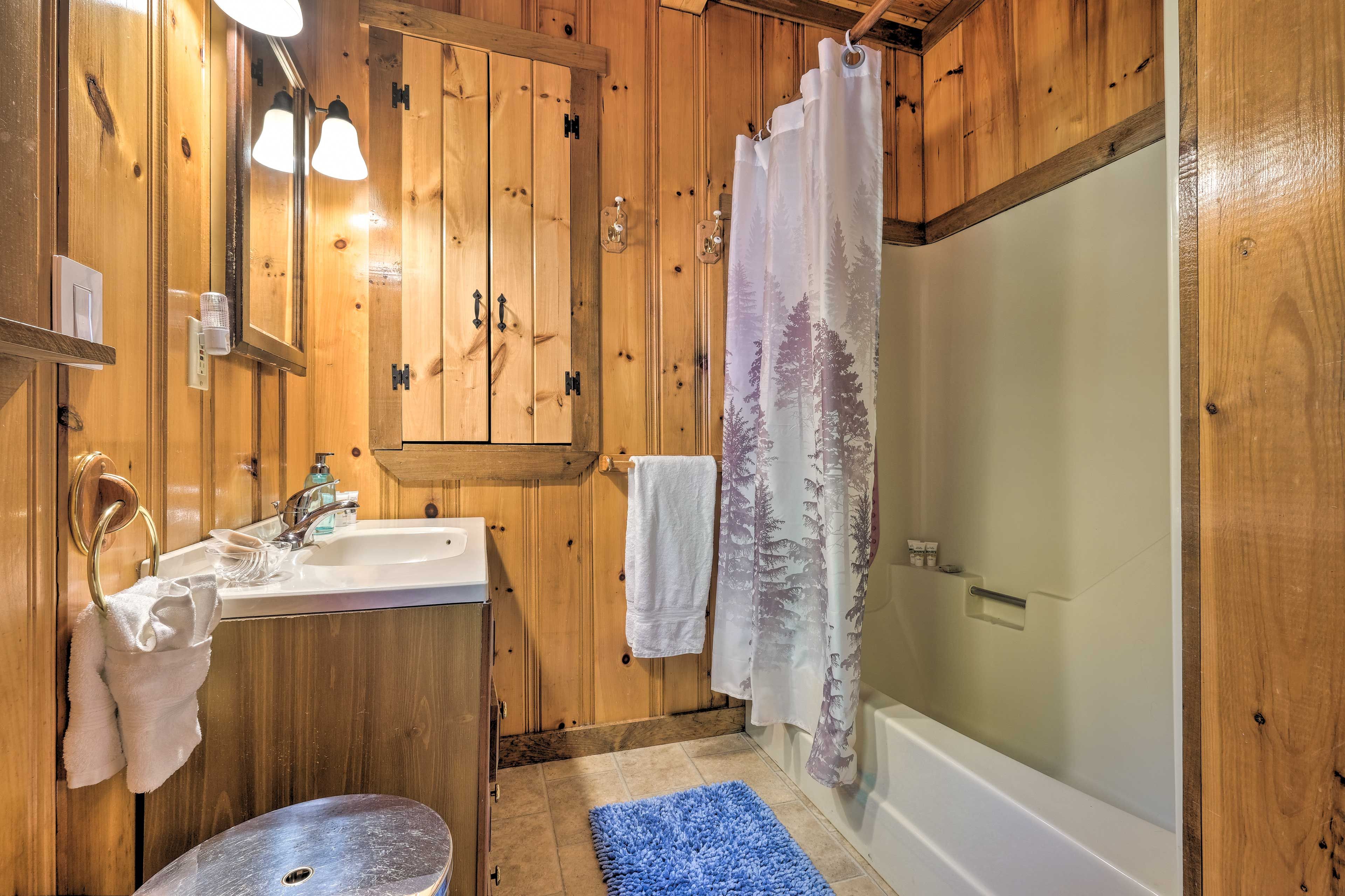 Full Bathroom | 1st Floor | Complimentary Toiletries