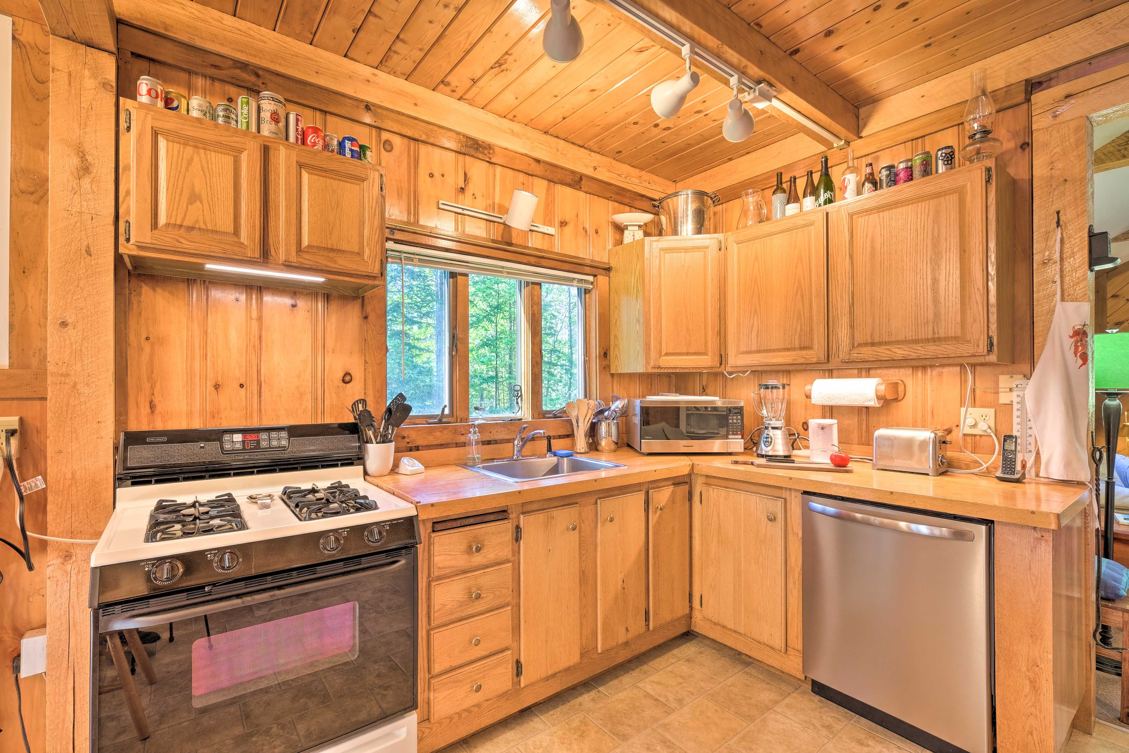 Kitchen | Fully Equipped | Dishware/Flatware | Pots/Pans