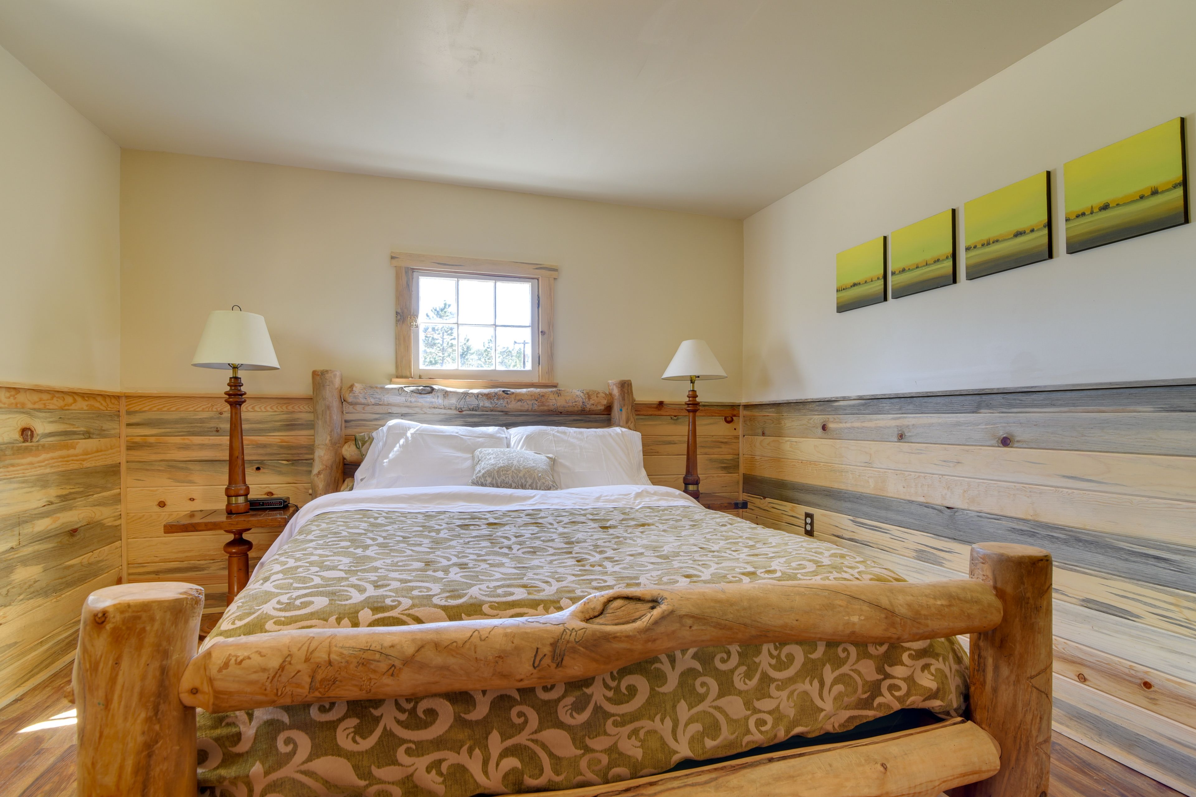 Bedroom | Queen Bed