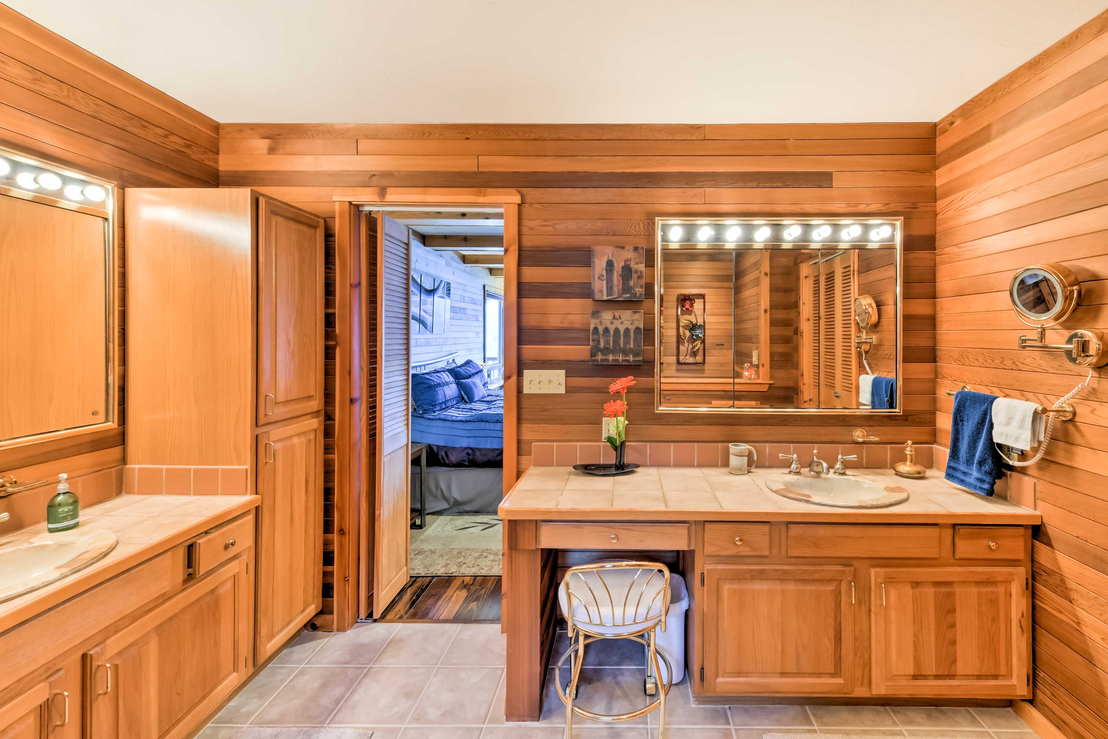 En-Suite Bathroom | 2nd Floor | Vanity | Towels Provided