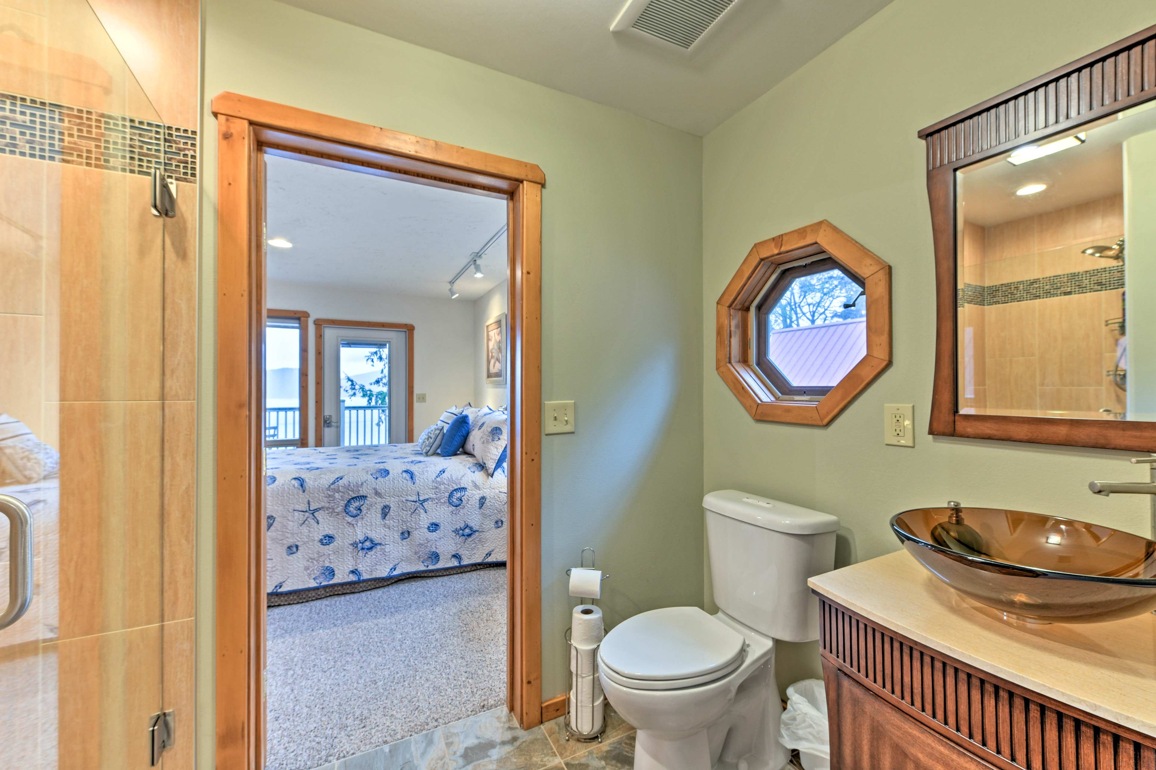 En-Suite Bathroom | 2nd Floor | Complimentary Toiletries